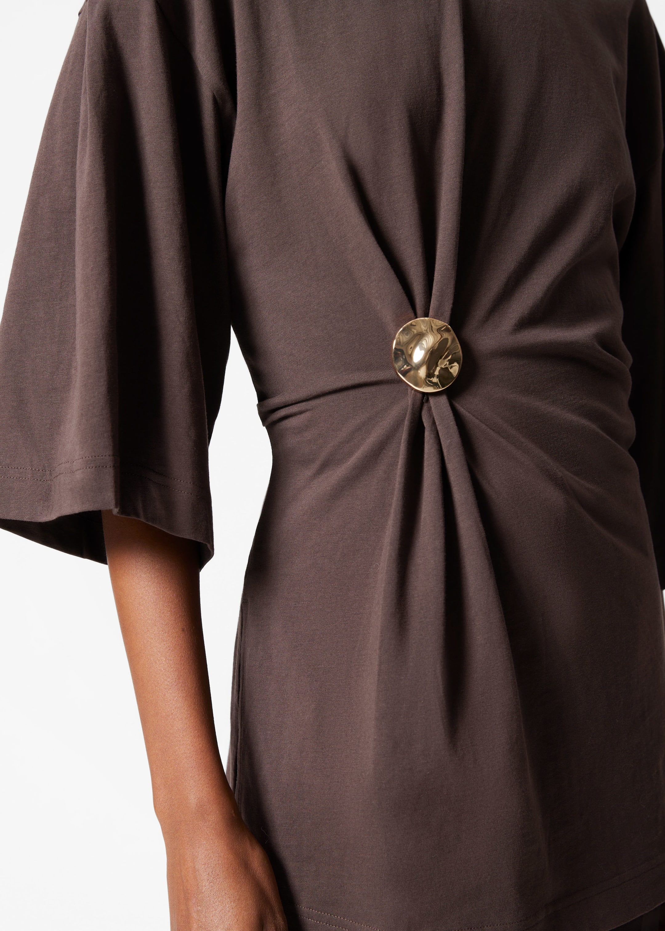 Draped Brooch T-shirt - Brown - Lookbook