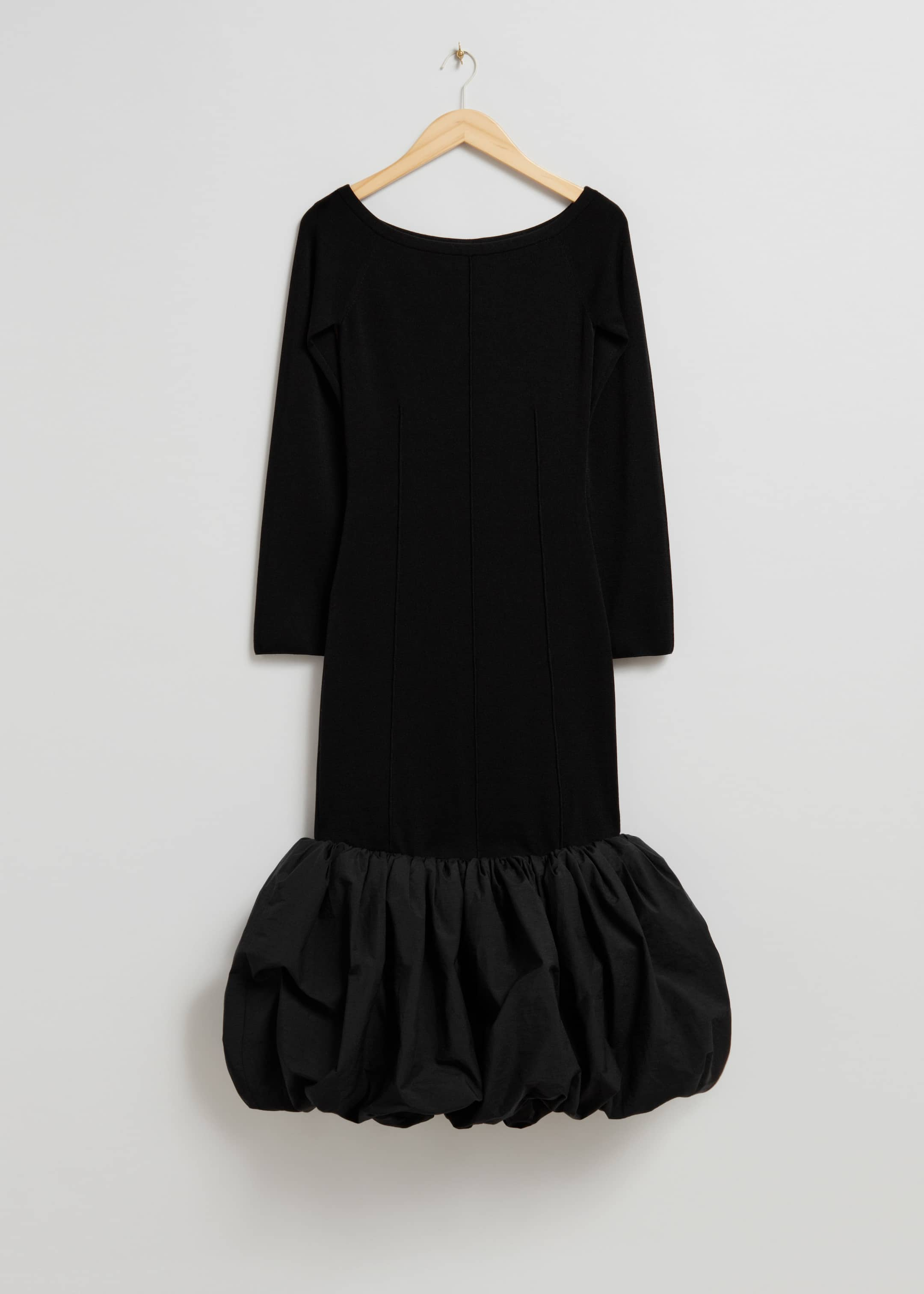 Off-Shoulder-Midikleid mit Ballonrock - Schwarz - Stillleben