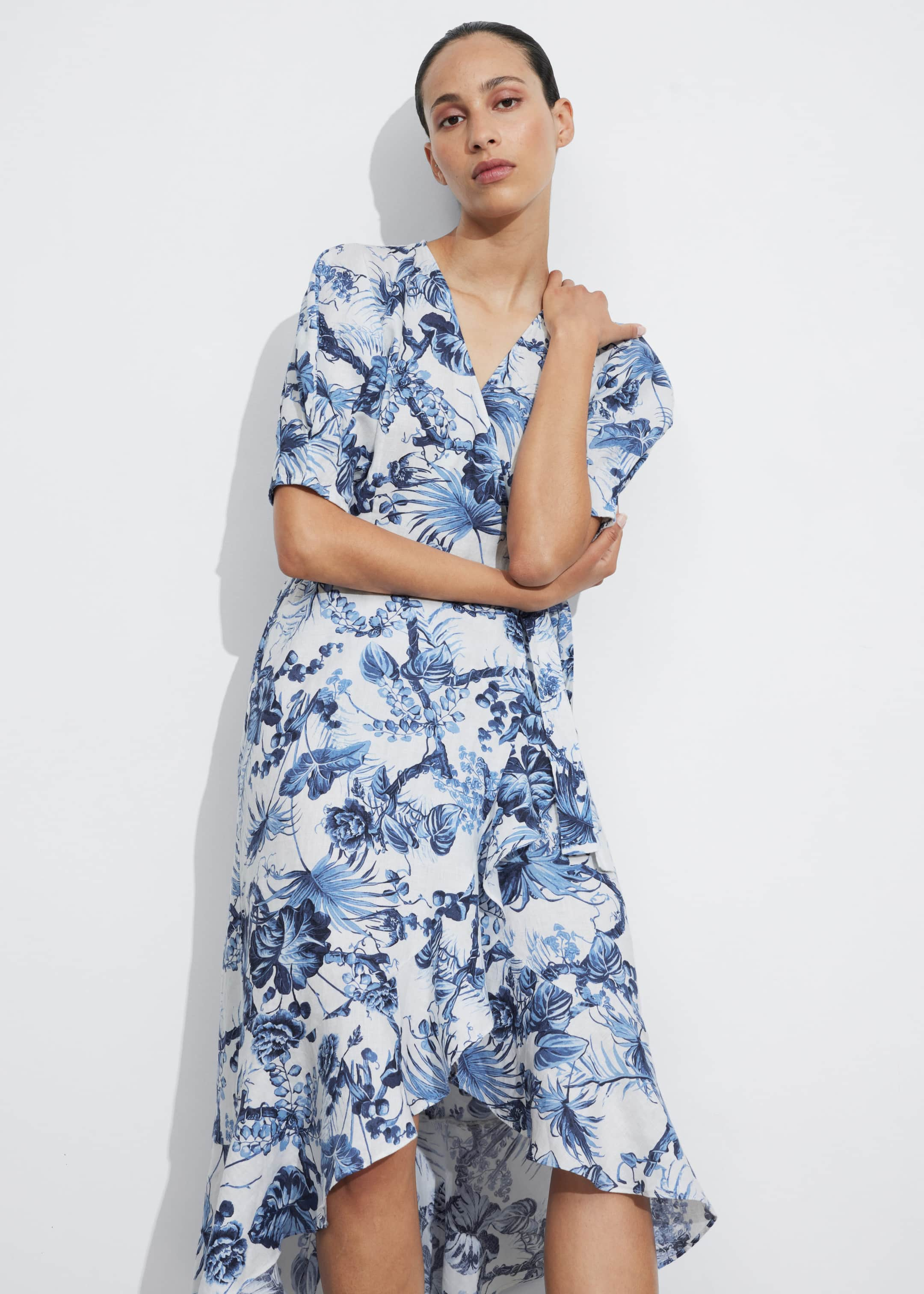 Robe portefeuille midi en lin - Imprimé floral bleu - Lookbook