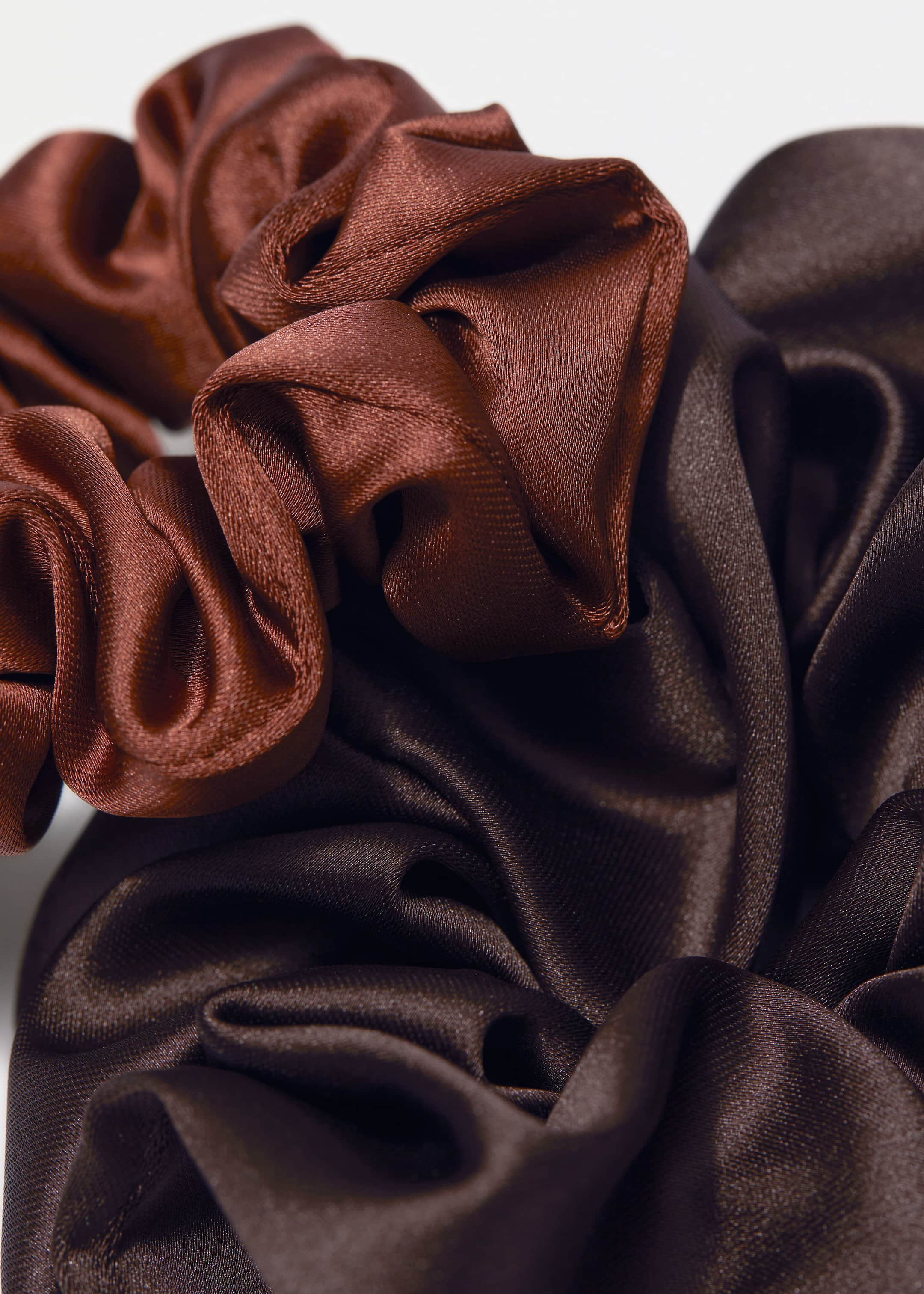 Zweier-Set Satin-Scrunchies - {{variantName}} - Beschreibendes Detail