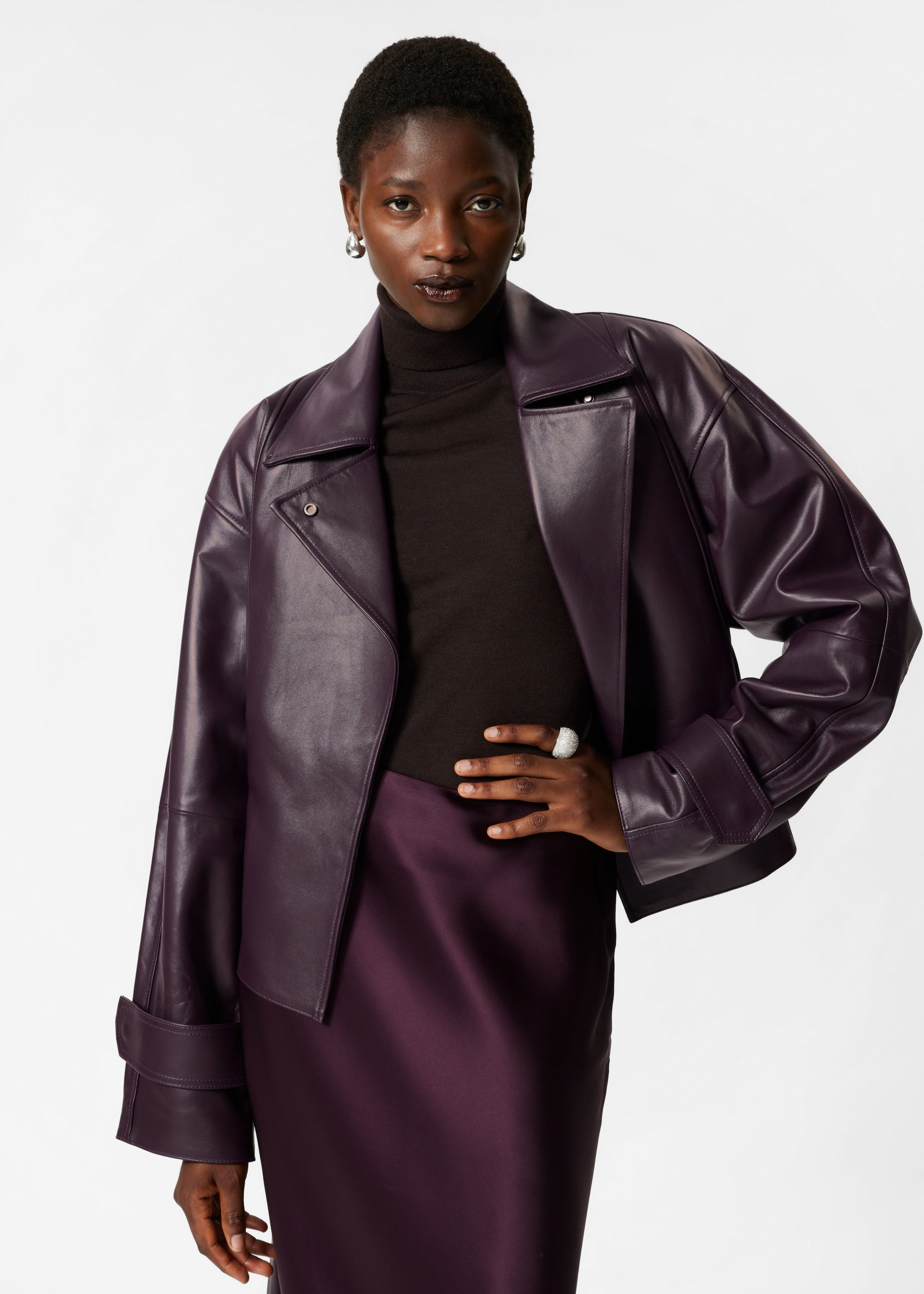 Veste ceinturée en cuir - Violet foncé - Lookbook