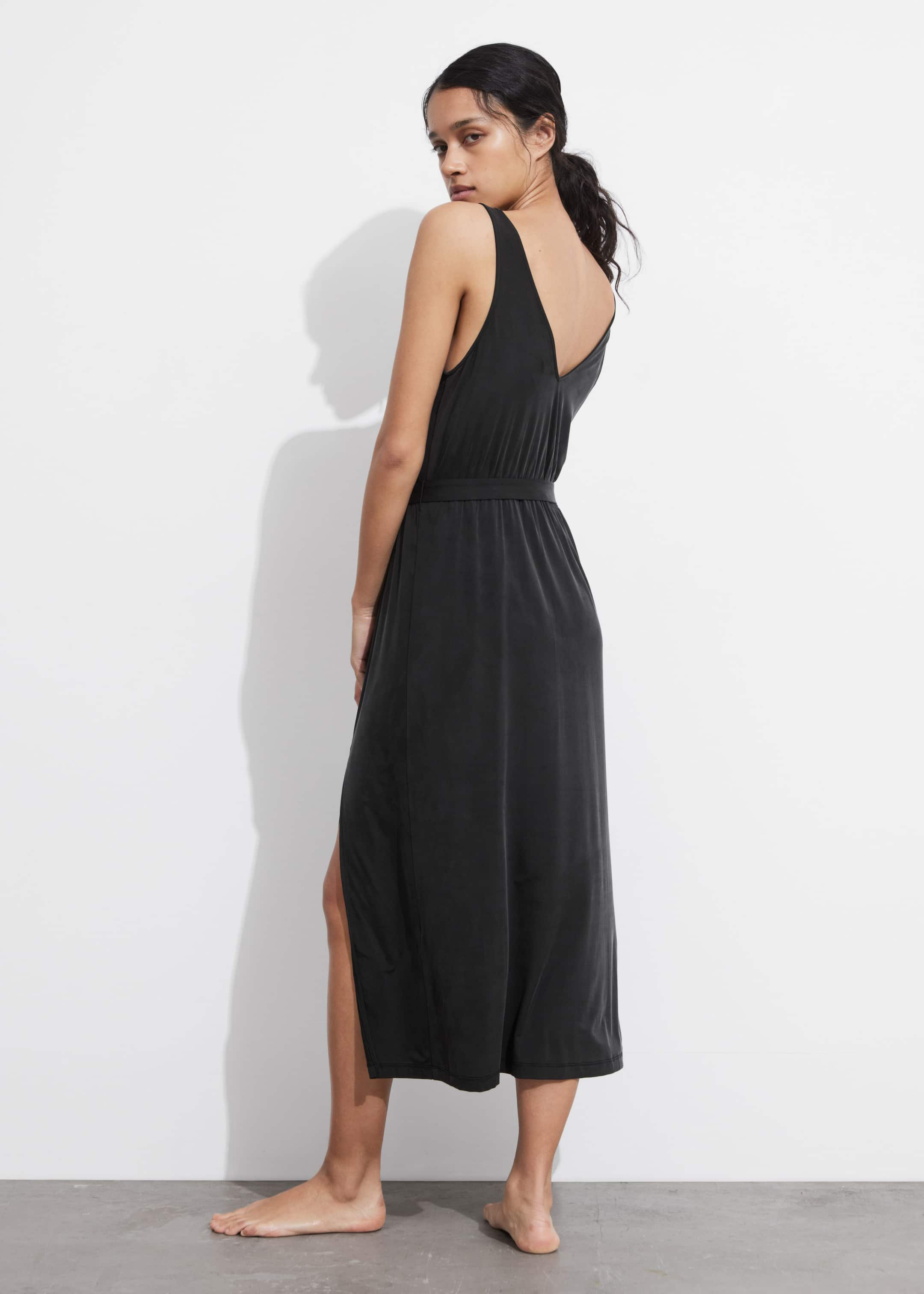 Robe midi à col en V en cupro - Noir - Lookbook