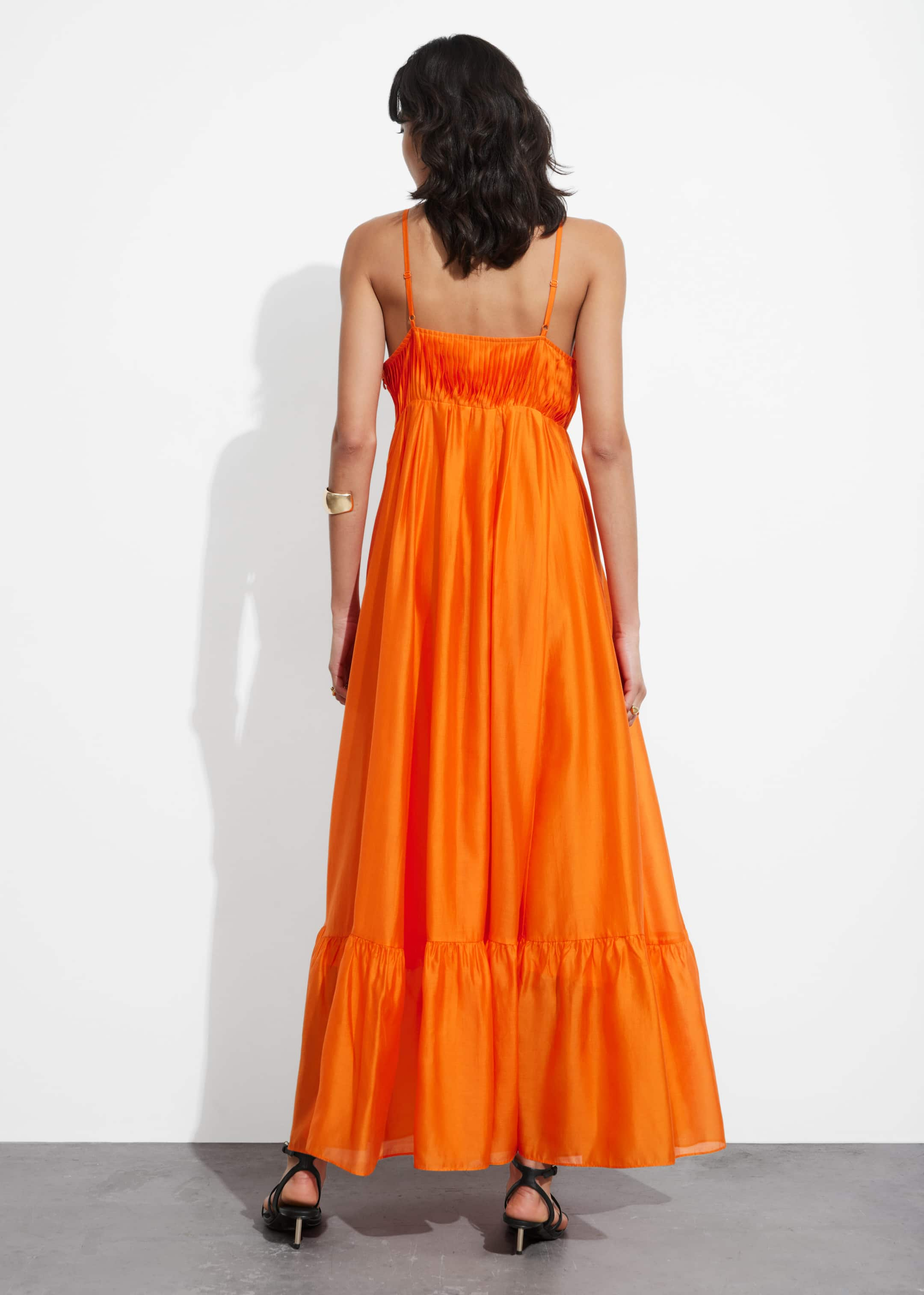 Gestuftes Midikleid mit schmalen Trägern - Orange - Lookbook