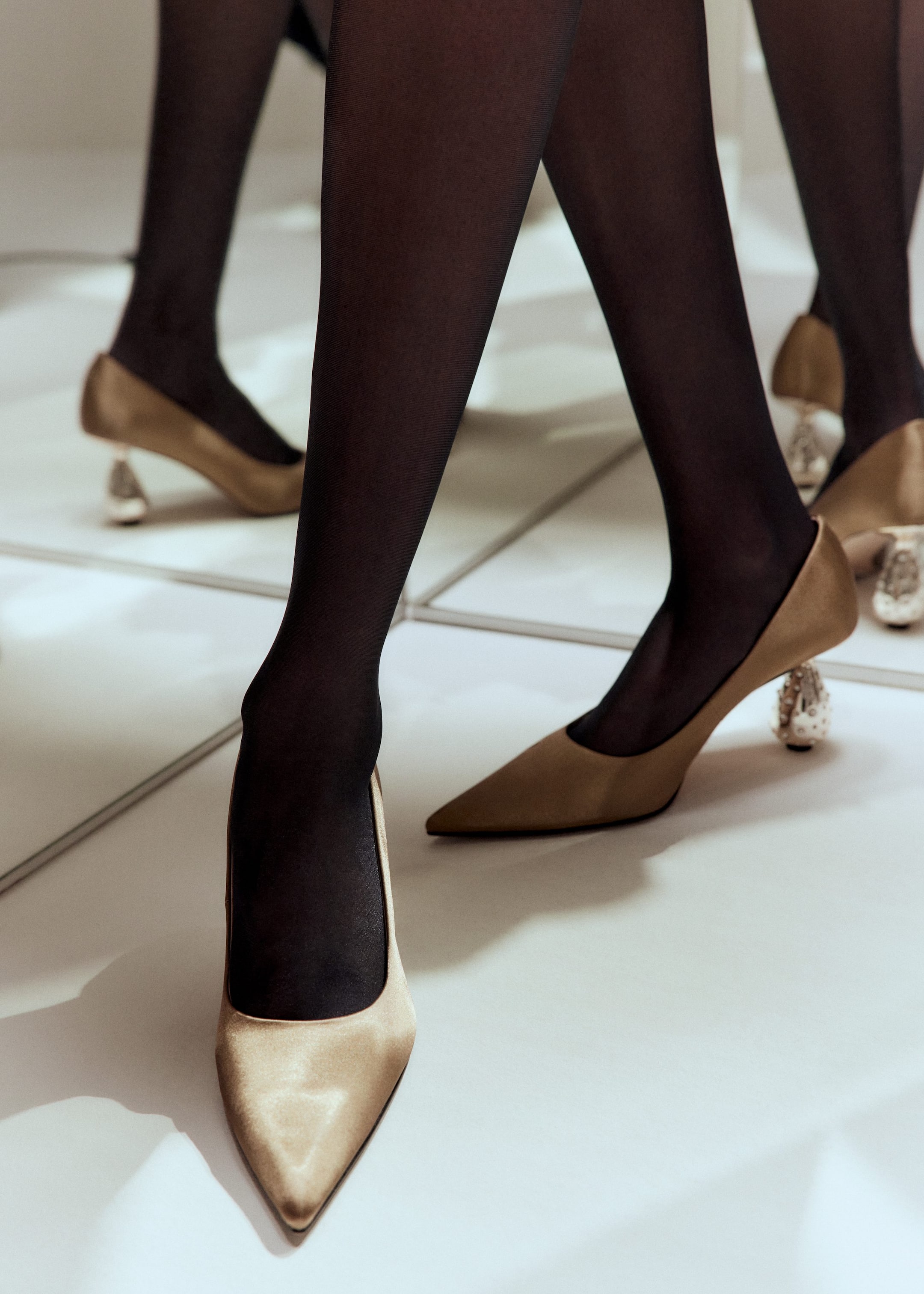 Image of Satin-Pumps mit tropfenförmigem Absatz