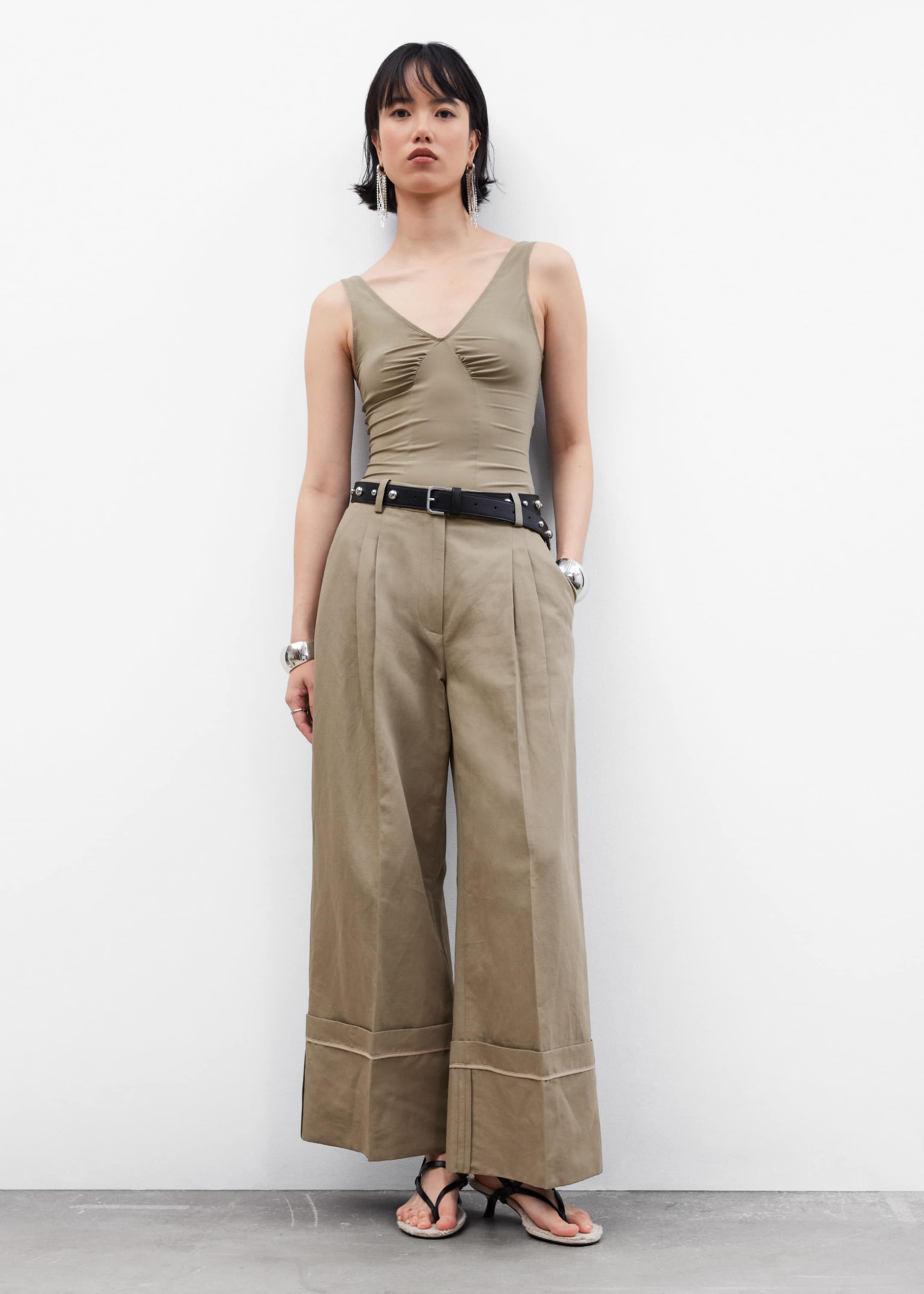 Pantalon large à revers - Taupe - Lookbook