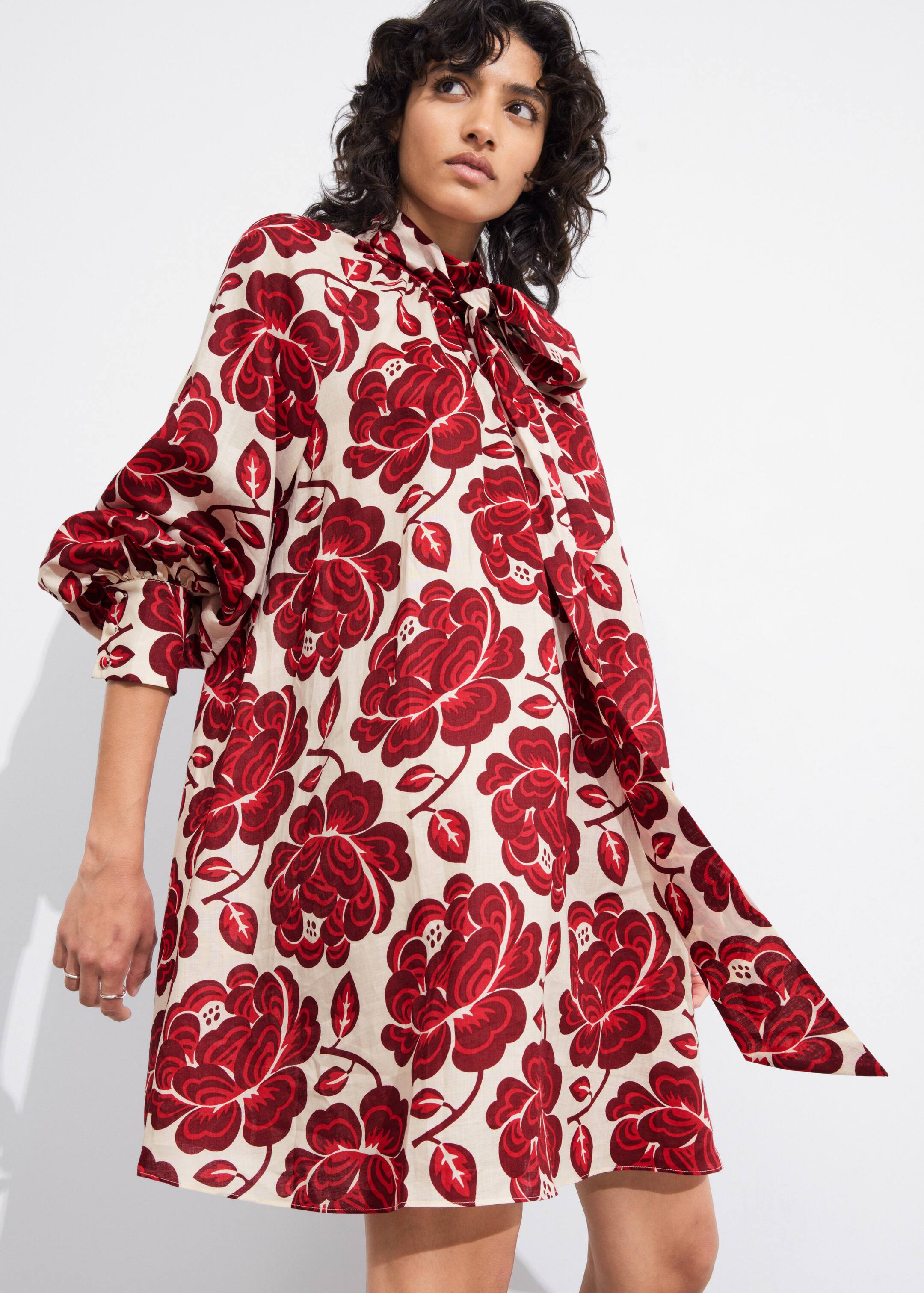 Robe courte avec lien à l’encolure - Motif fleuri rouge - Lookbook