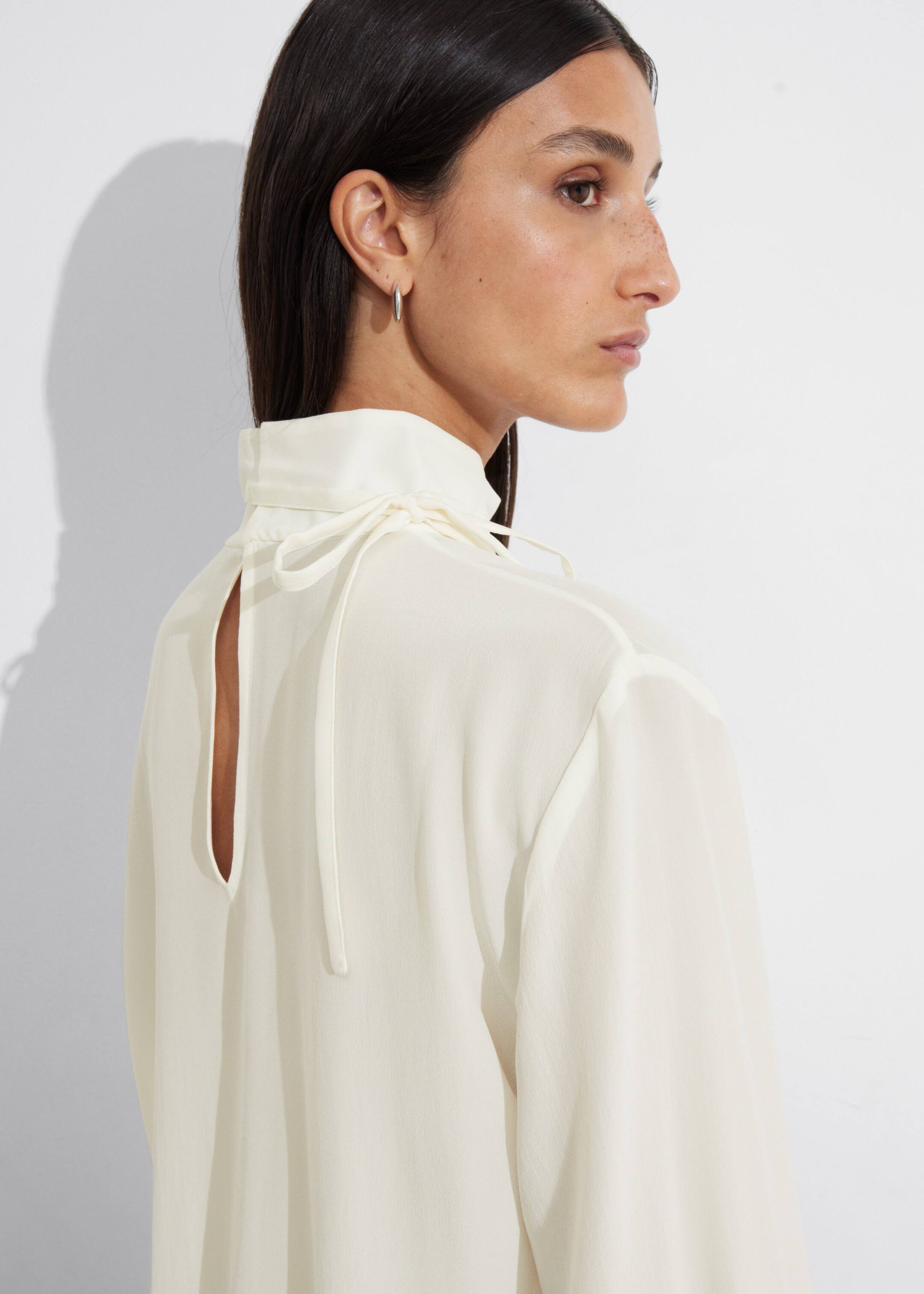 Blouse en soie à col montant - Blanc - Lookbook