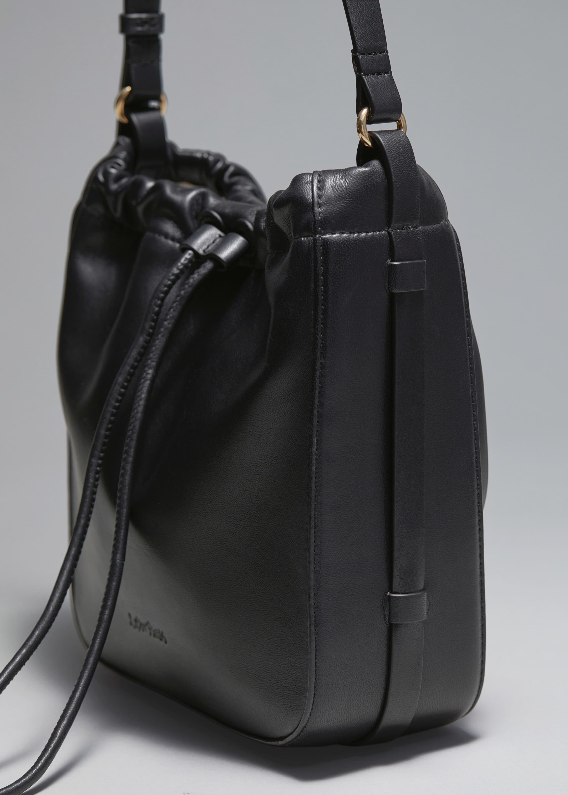 Knotted Leather Bucket Bag - {{variantName}} - Descriptive Detail