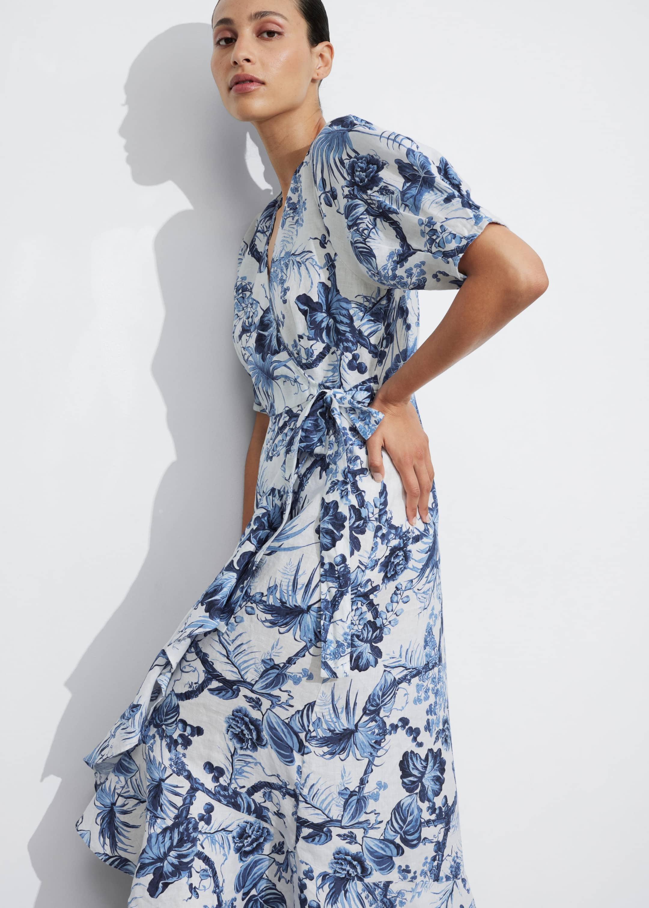 Robe portefeuille midi en lin - Imprimé floral bleu - Lookbook