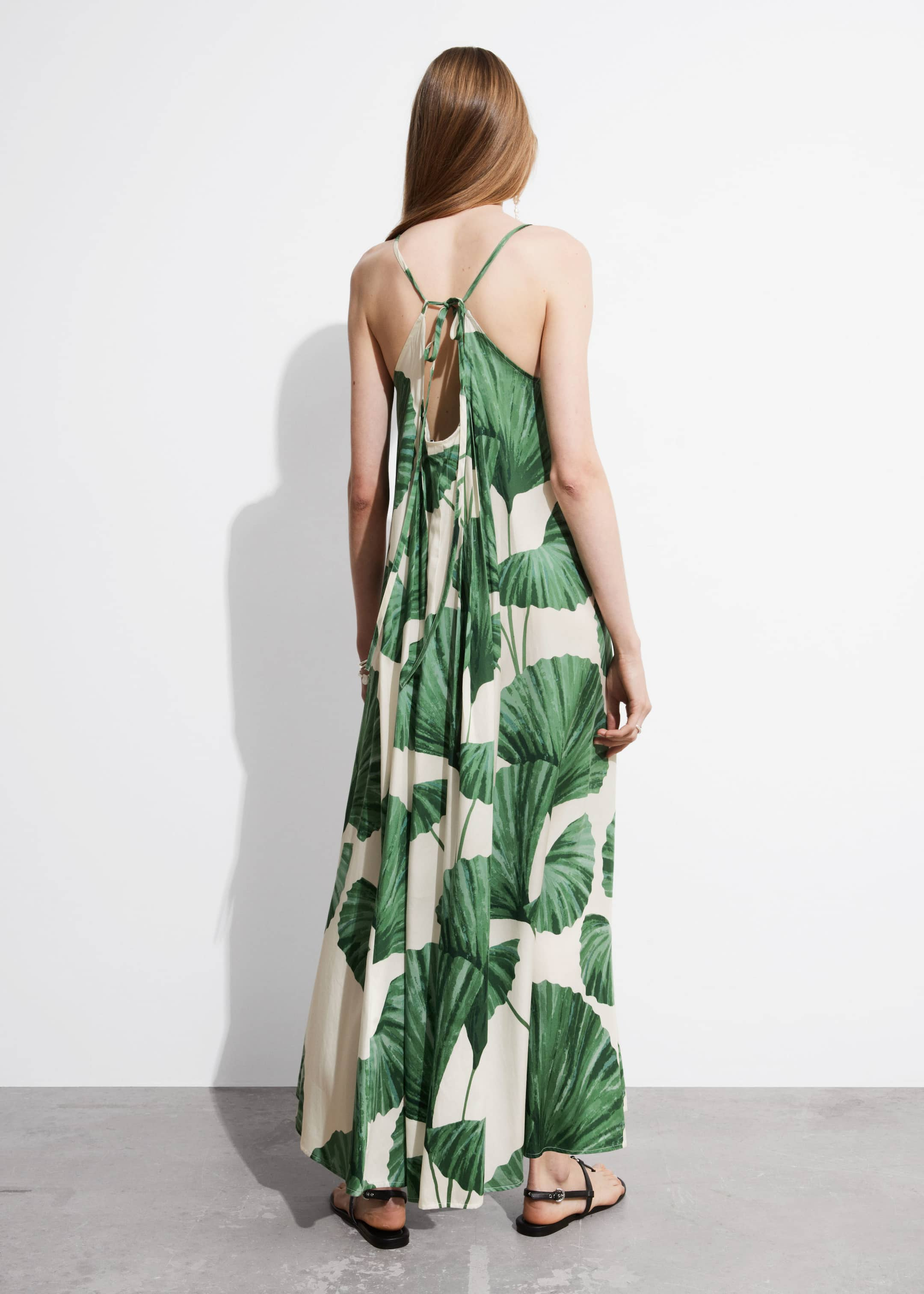 Robe longue plissée à dos nu - Motifs fleuris verts - Lookbook