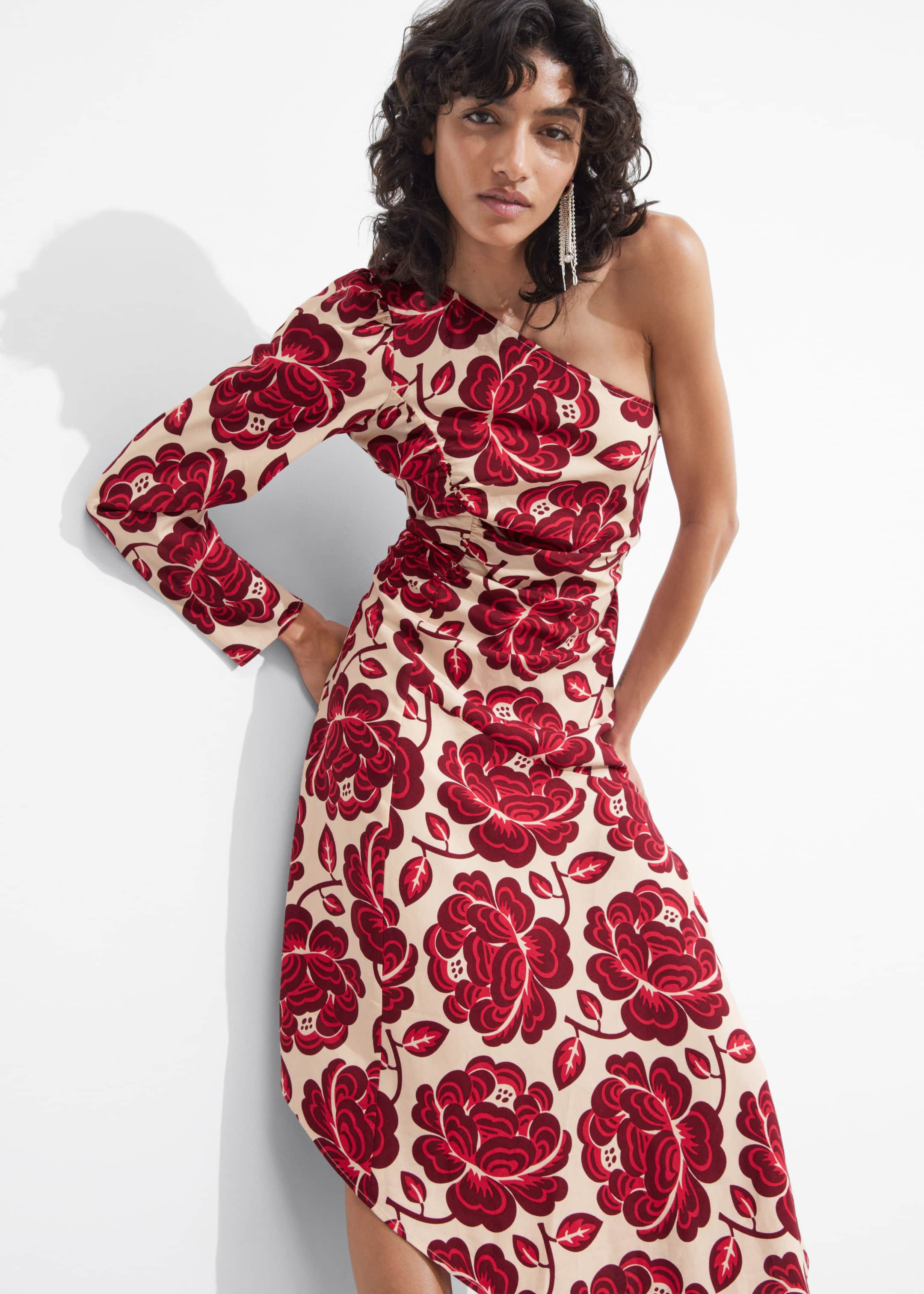 Robe midi asymétrique - Motif fleuri rouge - Lookbook