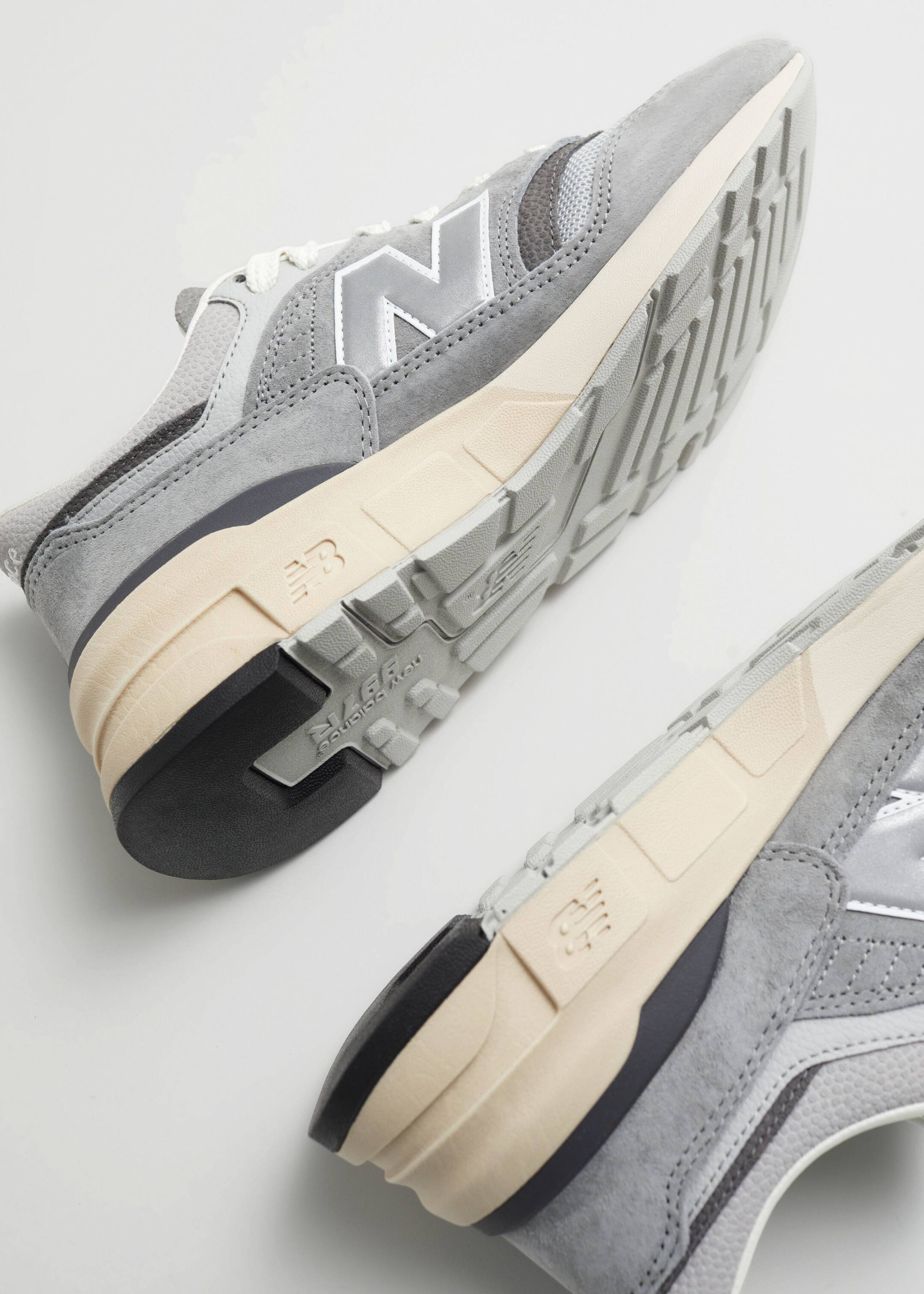 Baskets New Balance 997R - {{variantName}} - Descriptive Detail