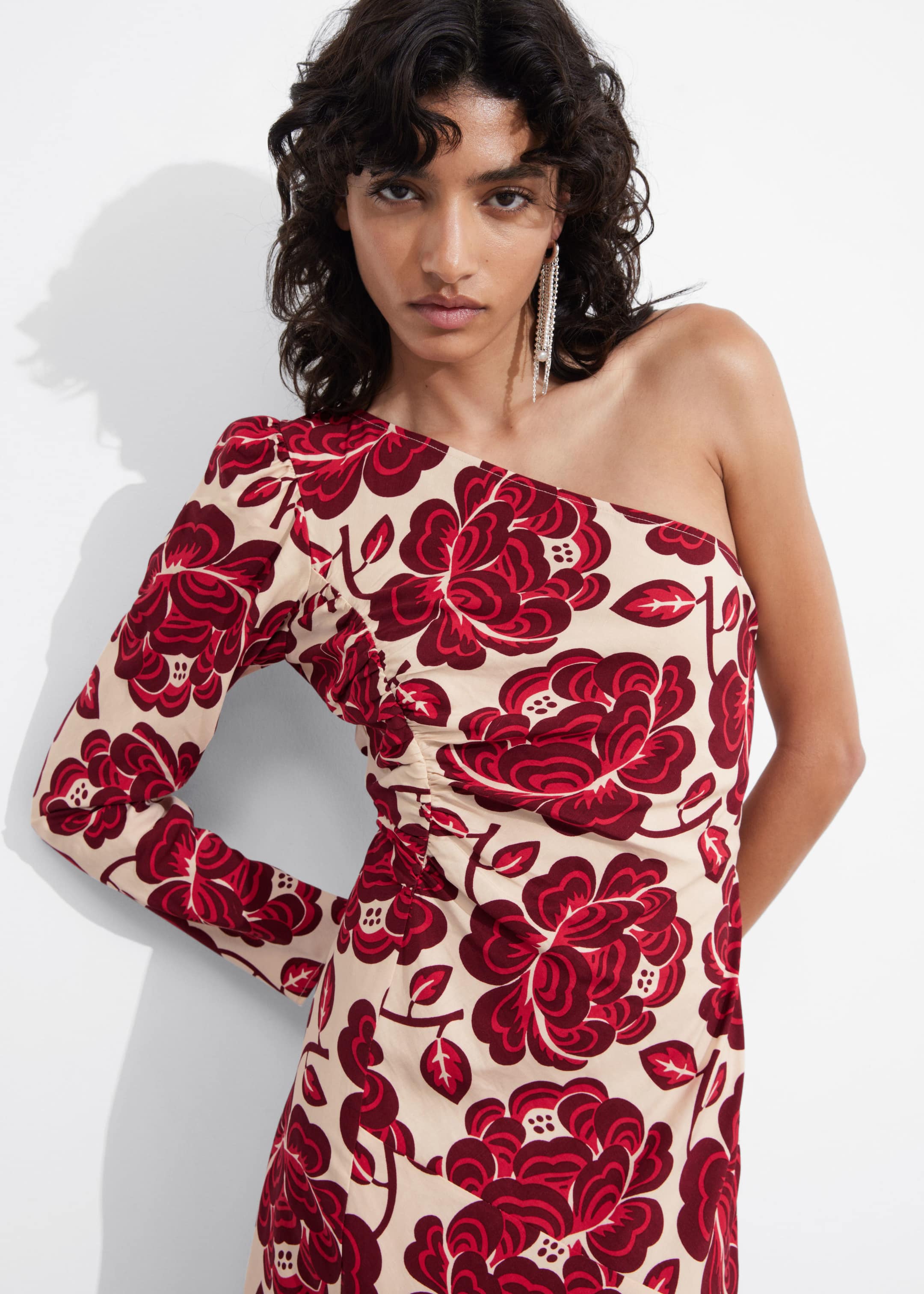 Robe midi asymétrique - Motif fleuri rouge - Lookbook