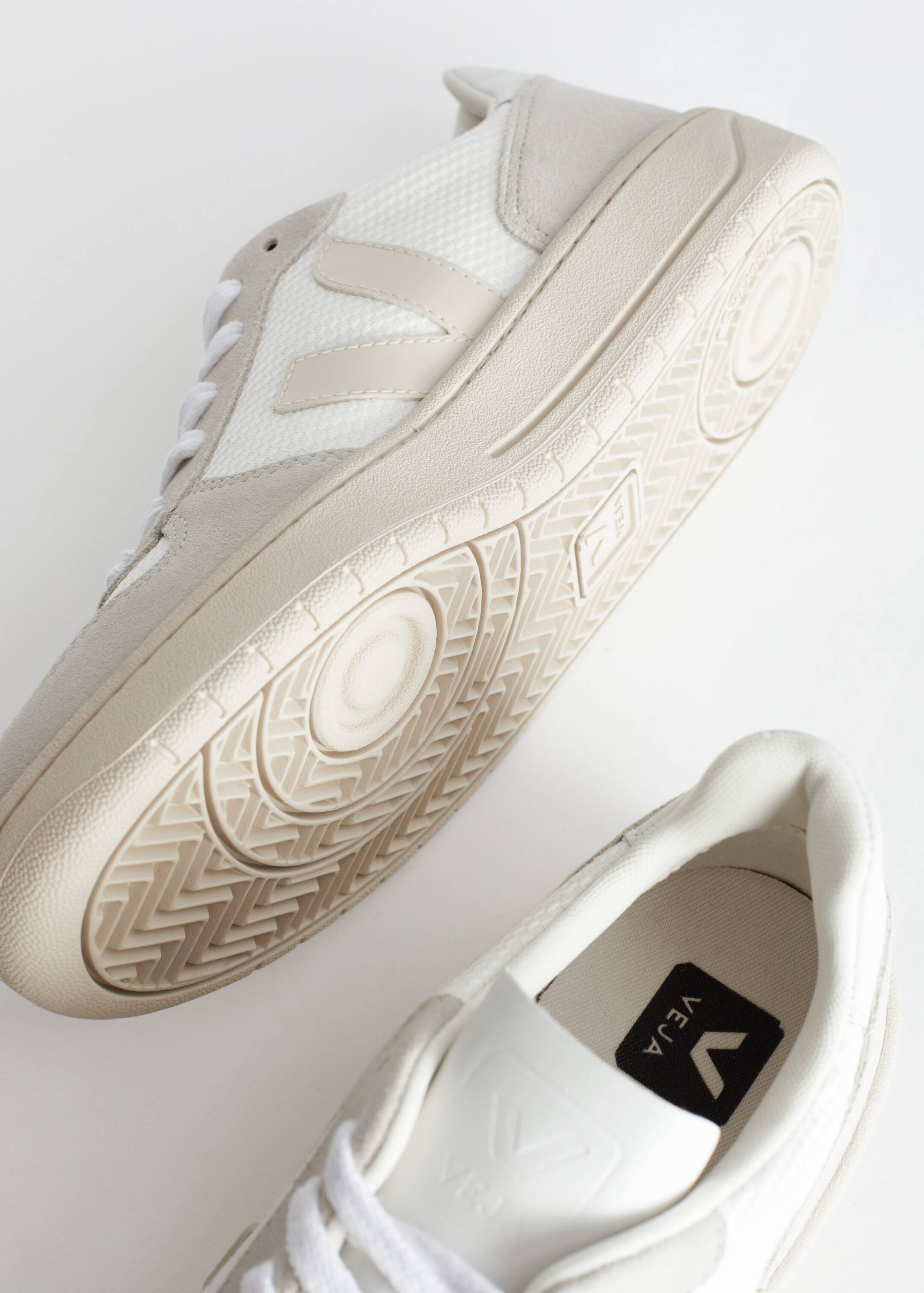 Veja V-10 Sneakers - {{variantName}} - Descriptive Detail