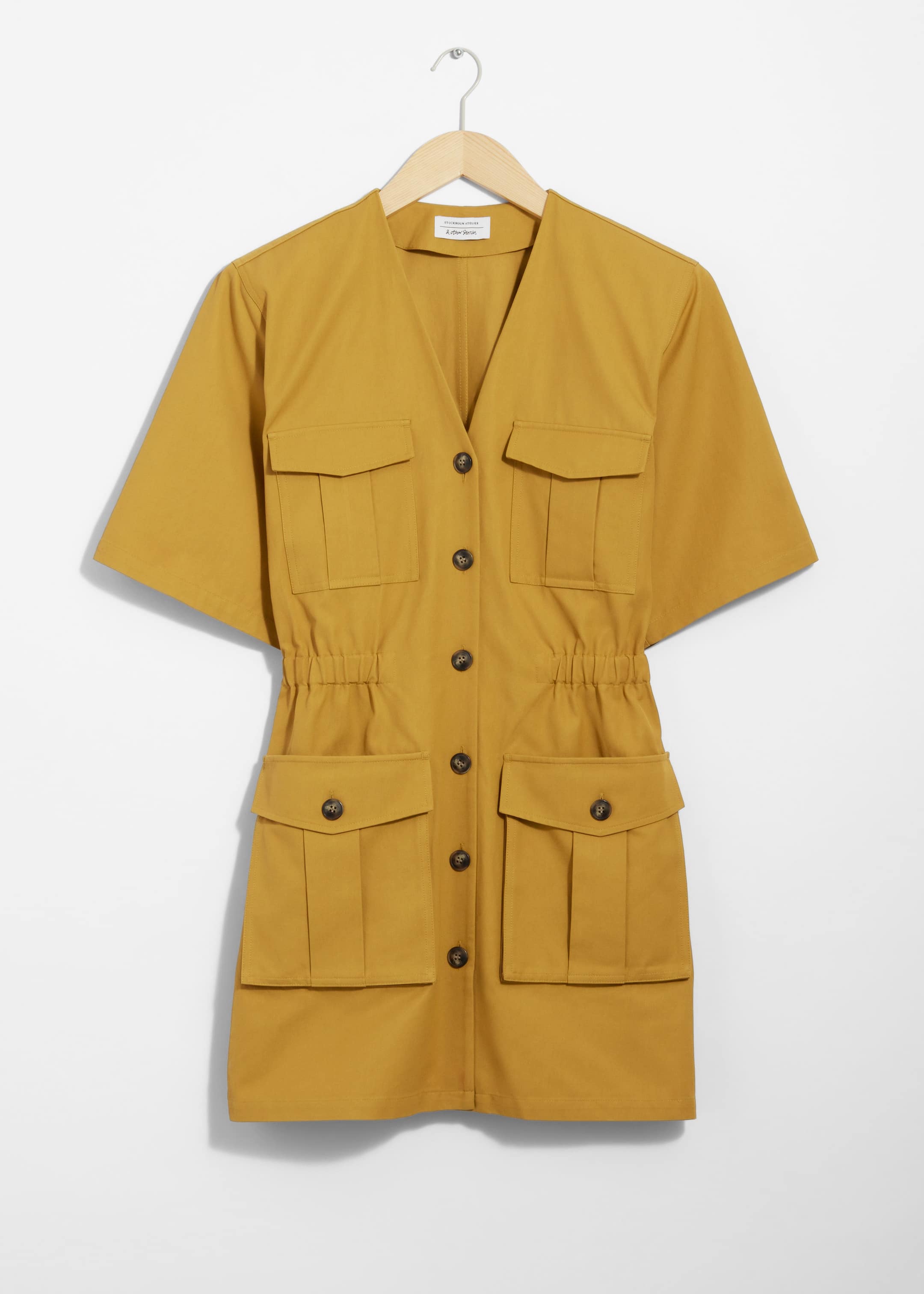 Kurzärmliges Utility-Minikleid - Mustard - Stillleben