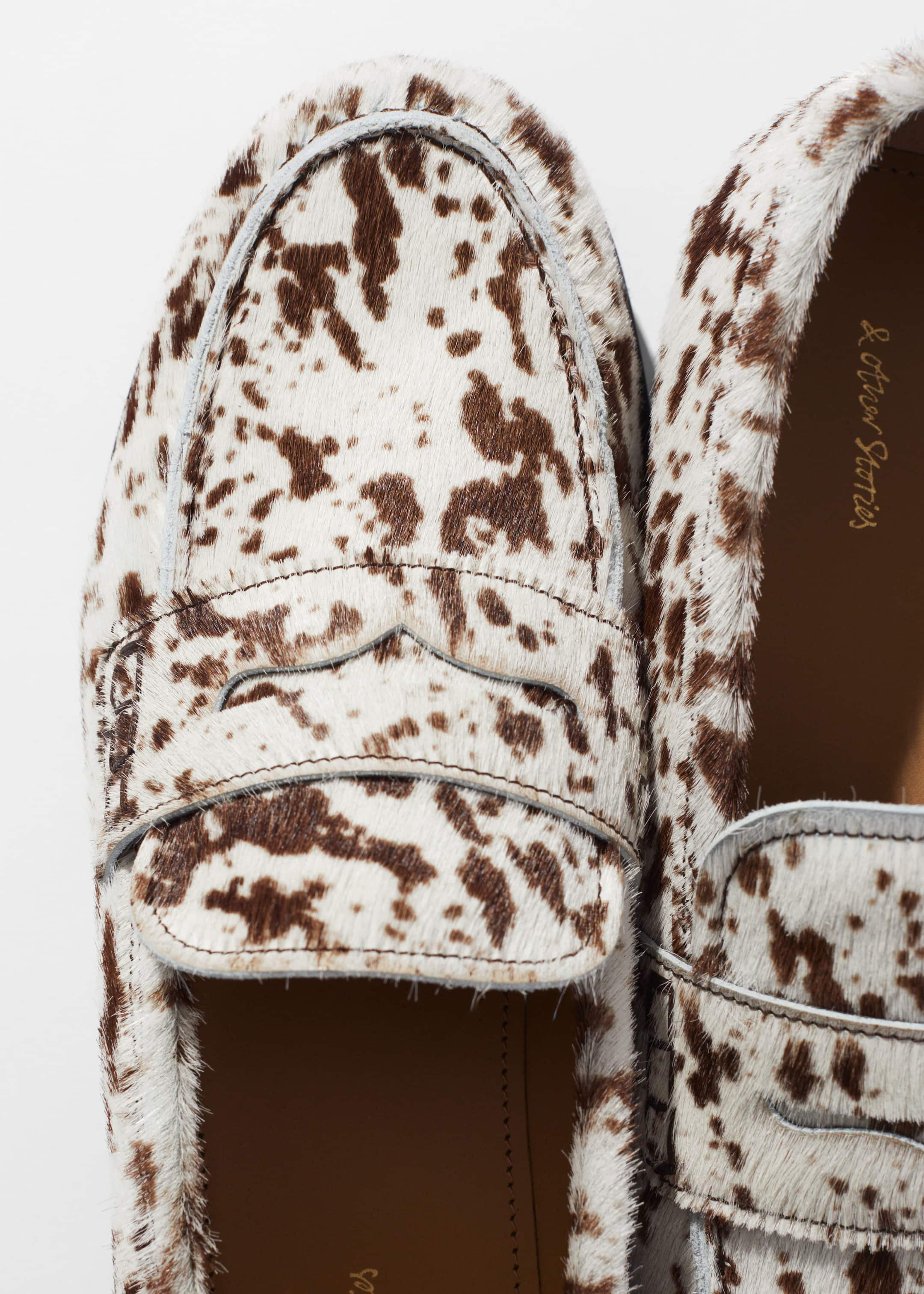 CowPrint Loafers - {{variantName}} - Beschreibendes Detail