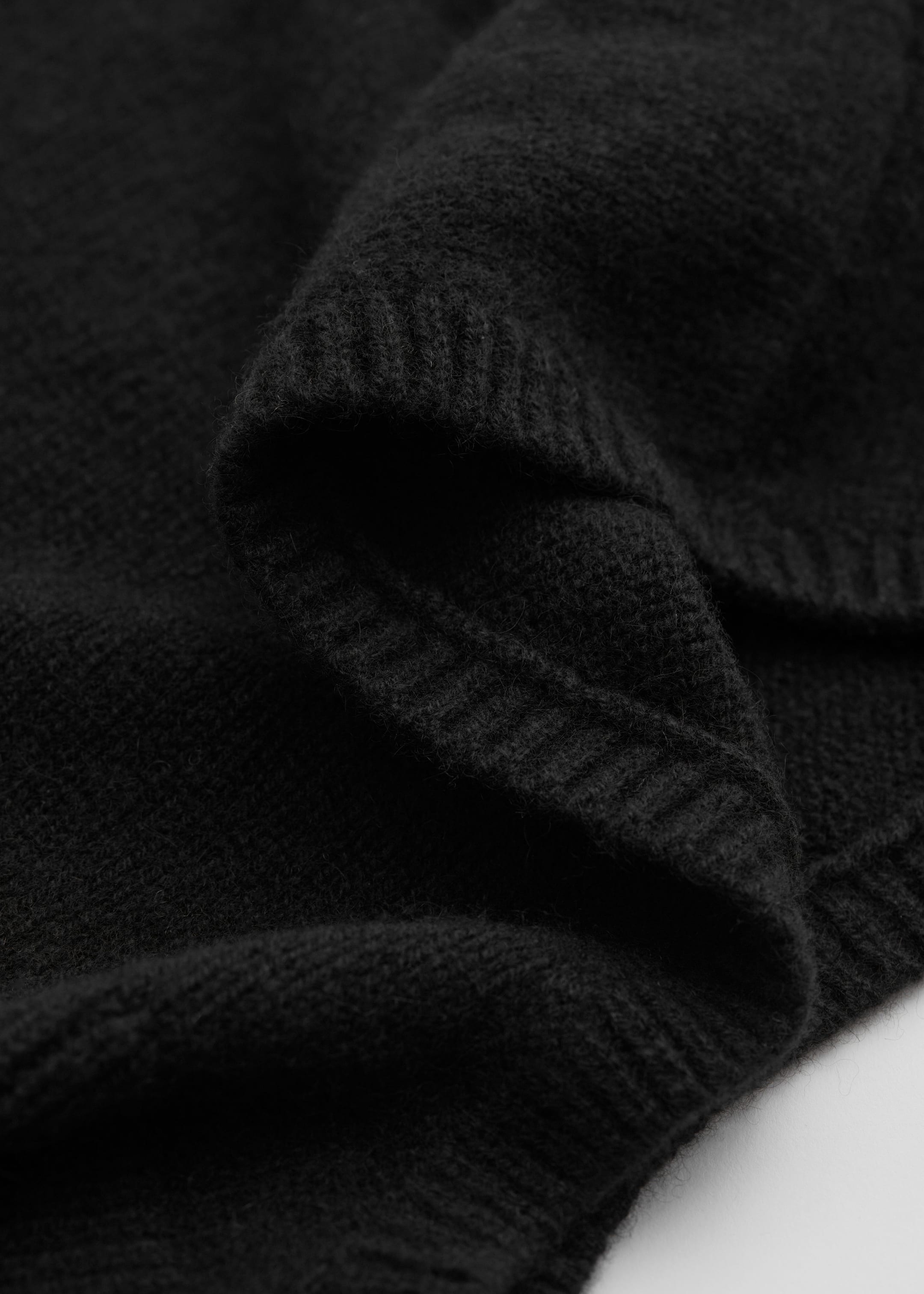 Fitted Cashmere Hood - {{variantName}} - Descriptive Detail