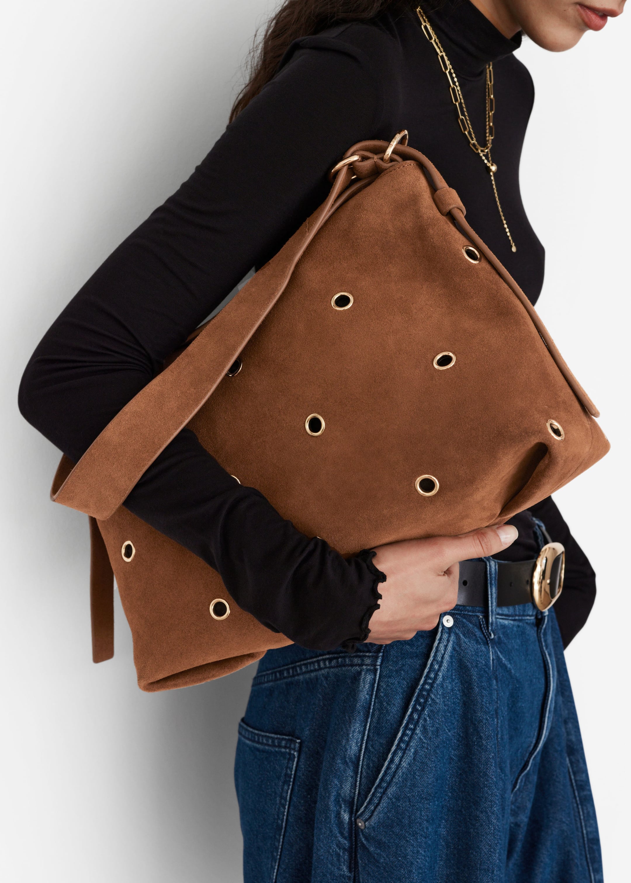 Tasche aus Veloursleder mit Ösen - Braun - Lookbook