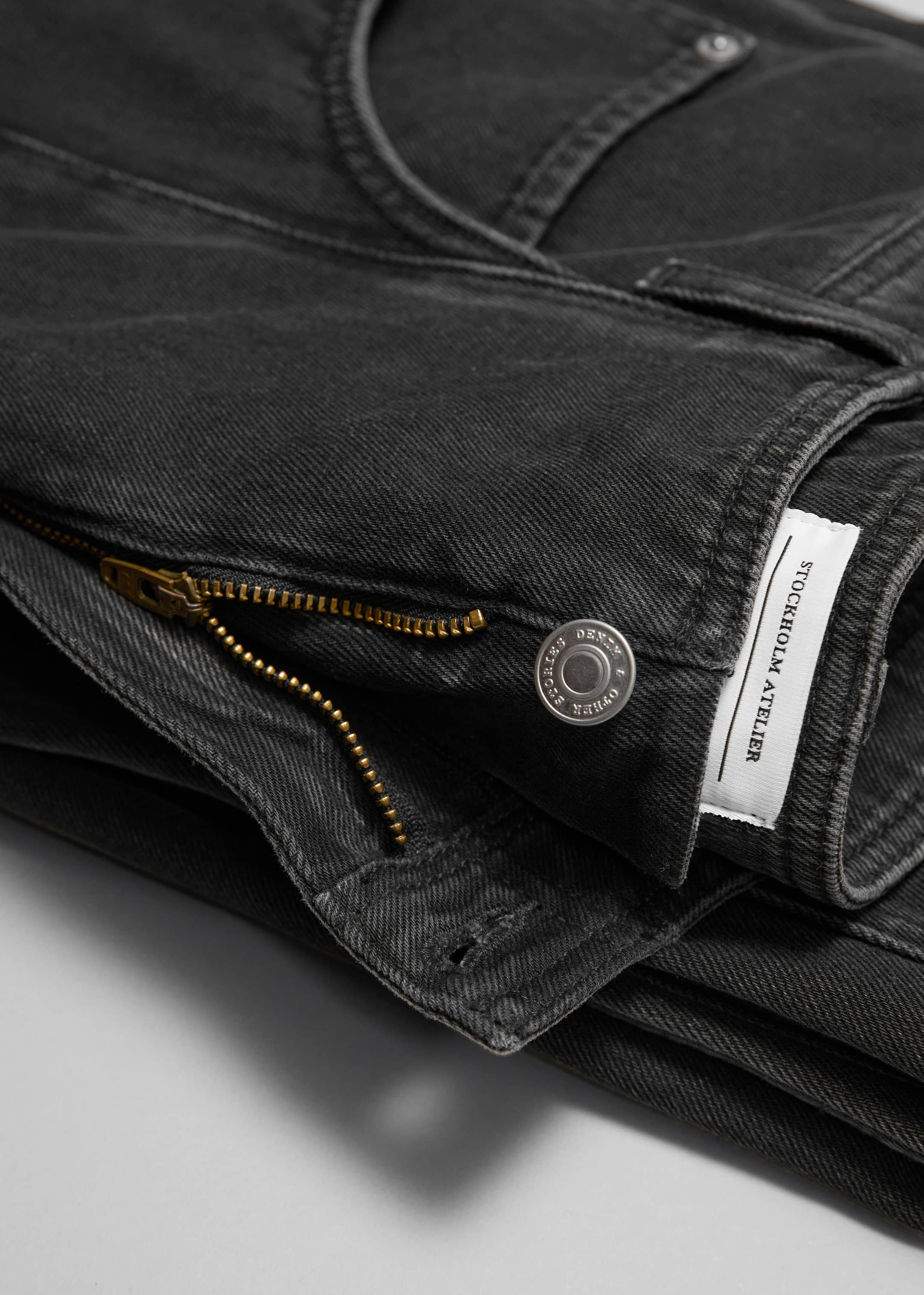 High-Waist Barrel-Leg Jeans - {{variantName}} - Descriptive Detail