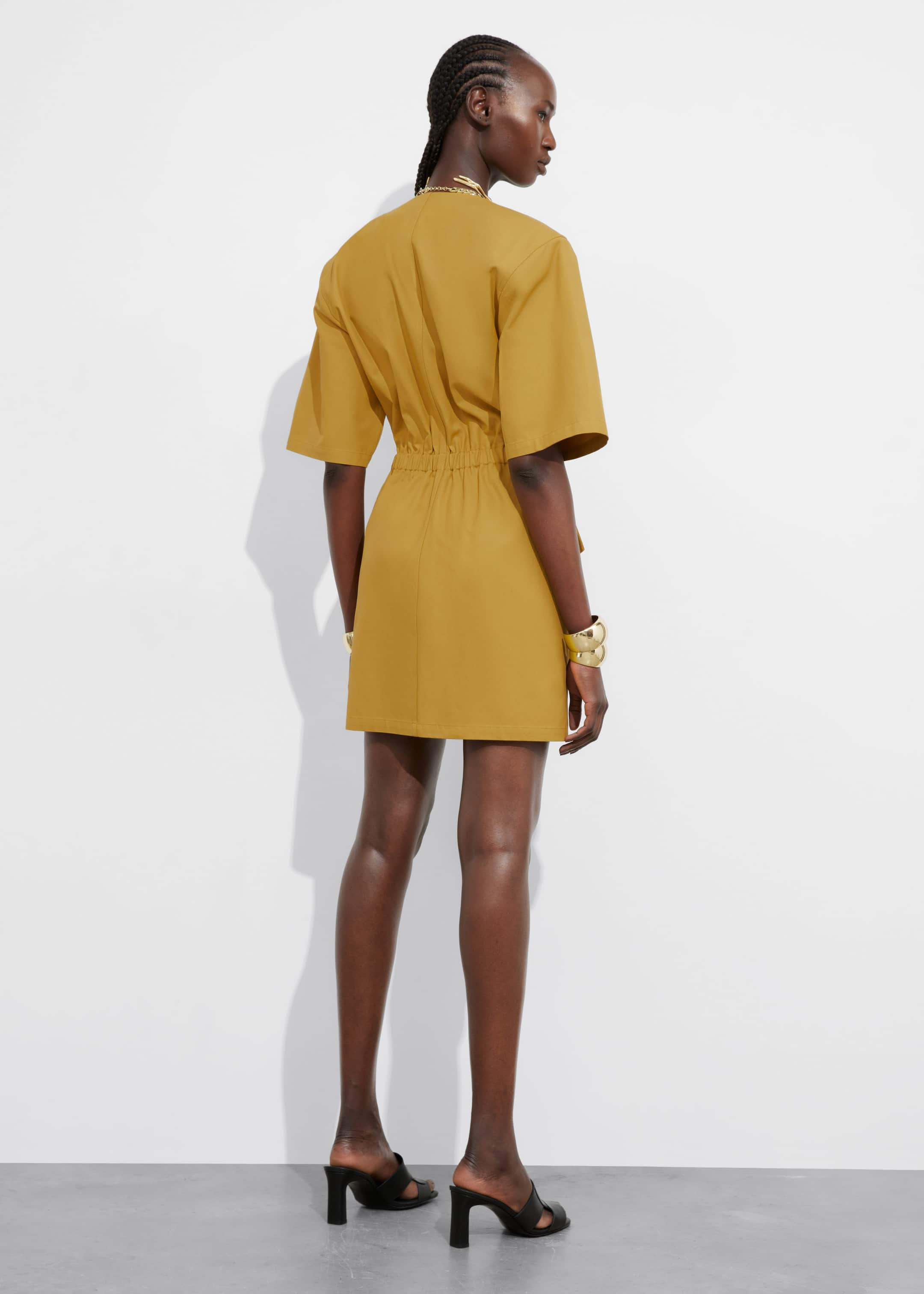 Kurzärmliges Utility-Minikleid - Mustard - Lookbook