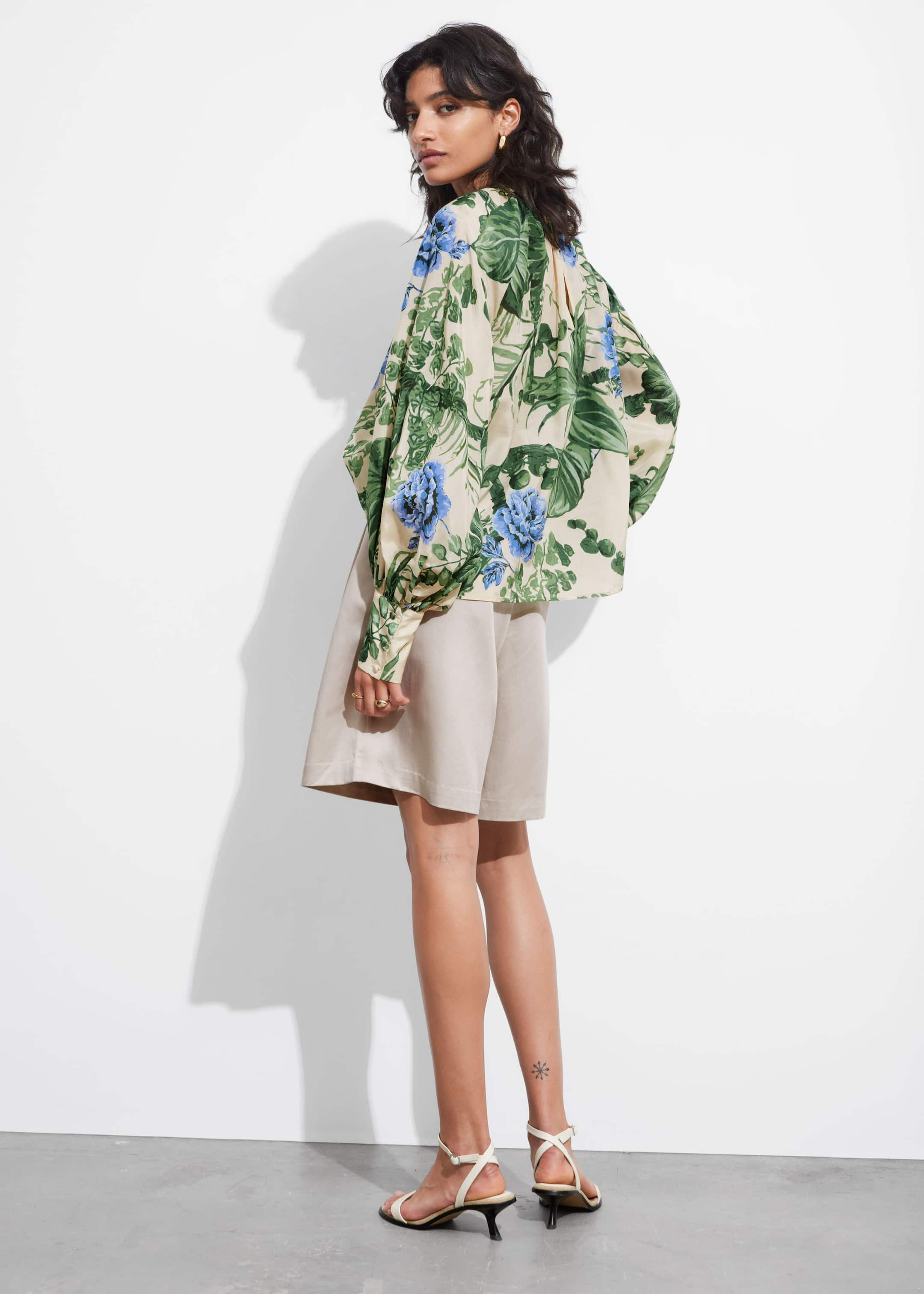 Blouse à manches amples - Motifs fleuris verts et bleus - Lookbook