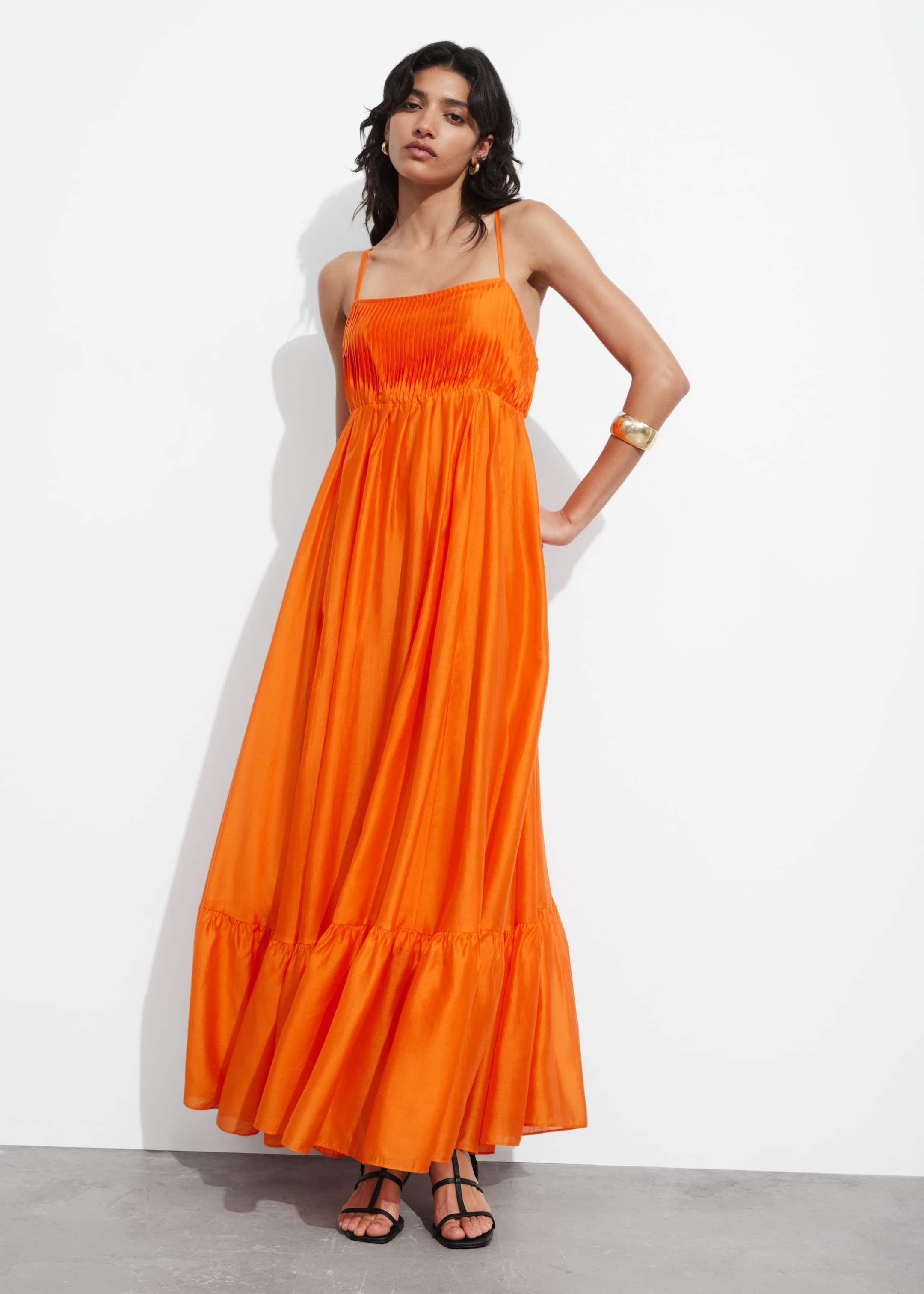 Gestuftes Midikleid mit schmalen Trägern - Orange - Lookbook