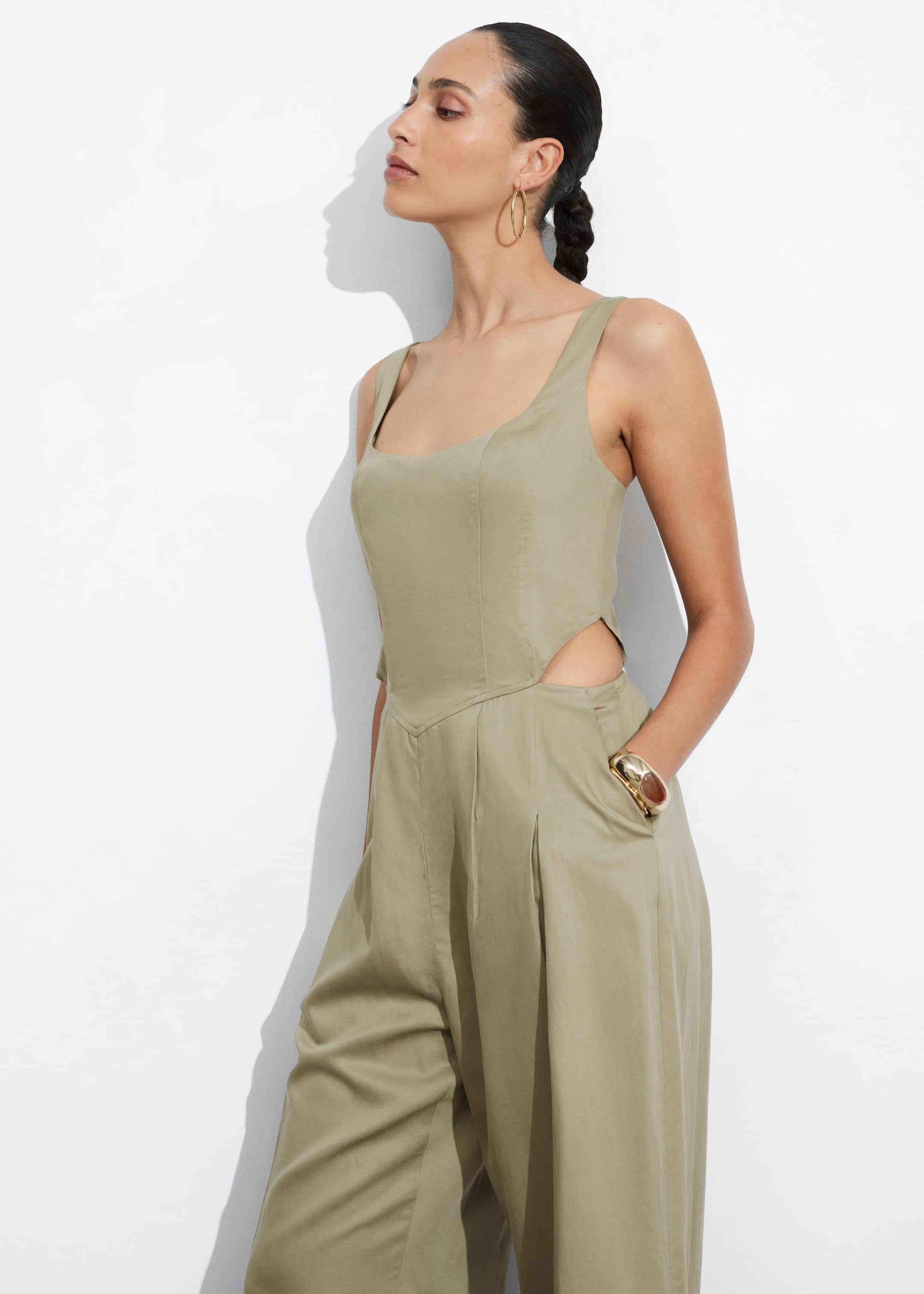 Ärmelloser Jumpsuit mit Cut-outs - Khaki - Lookbook