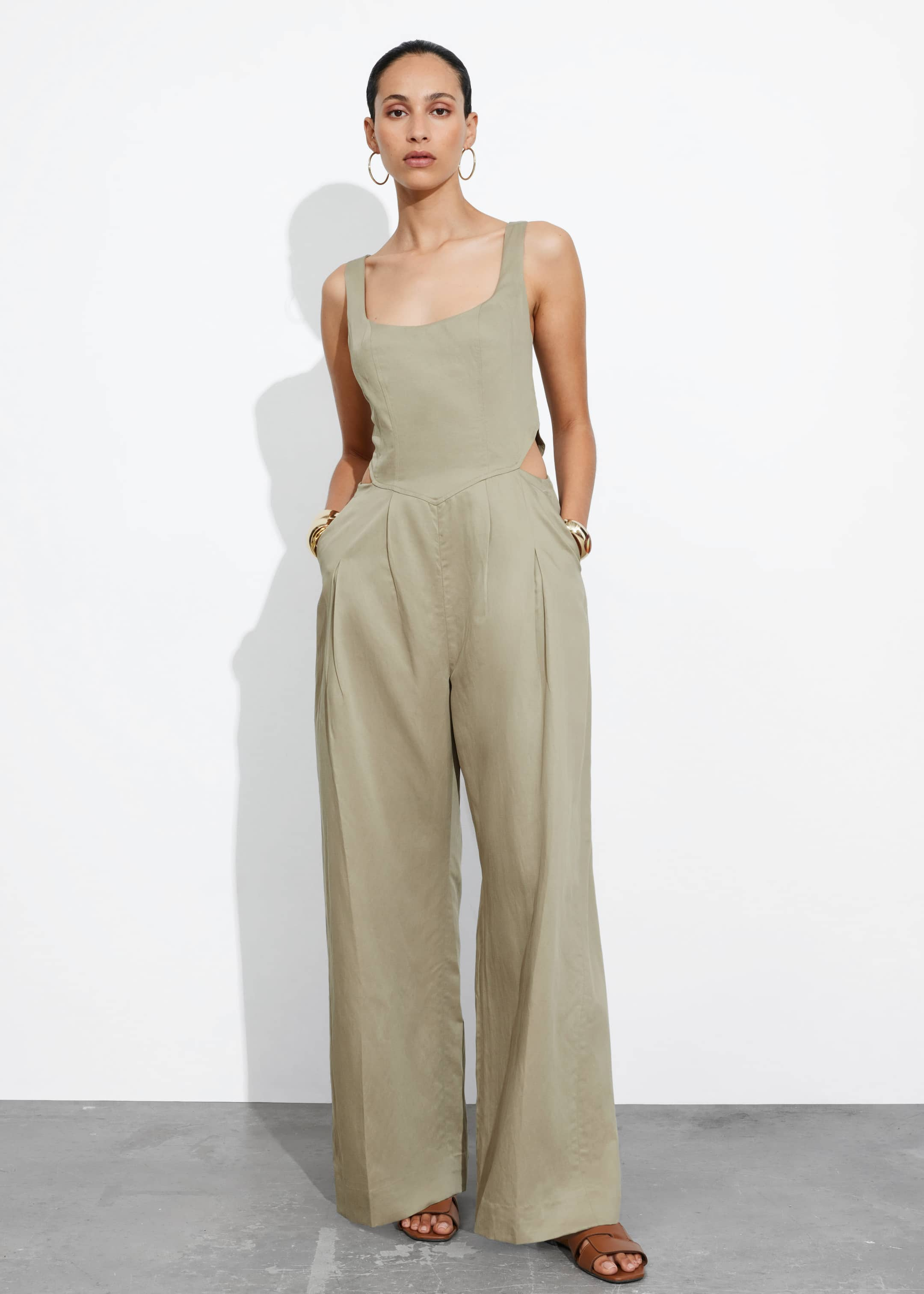 Ärmelloser Jumpsuit mit Cut-outs - Khaki - Lookbook