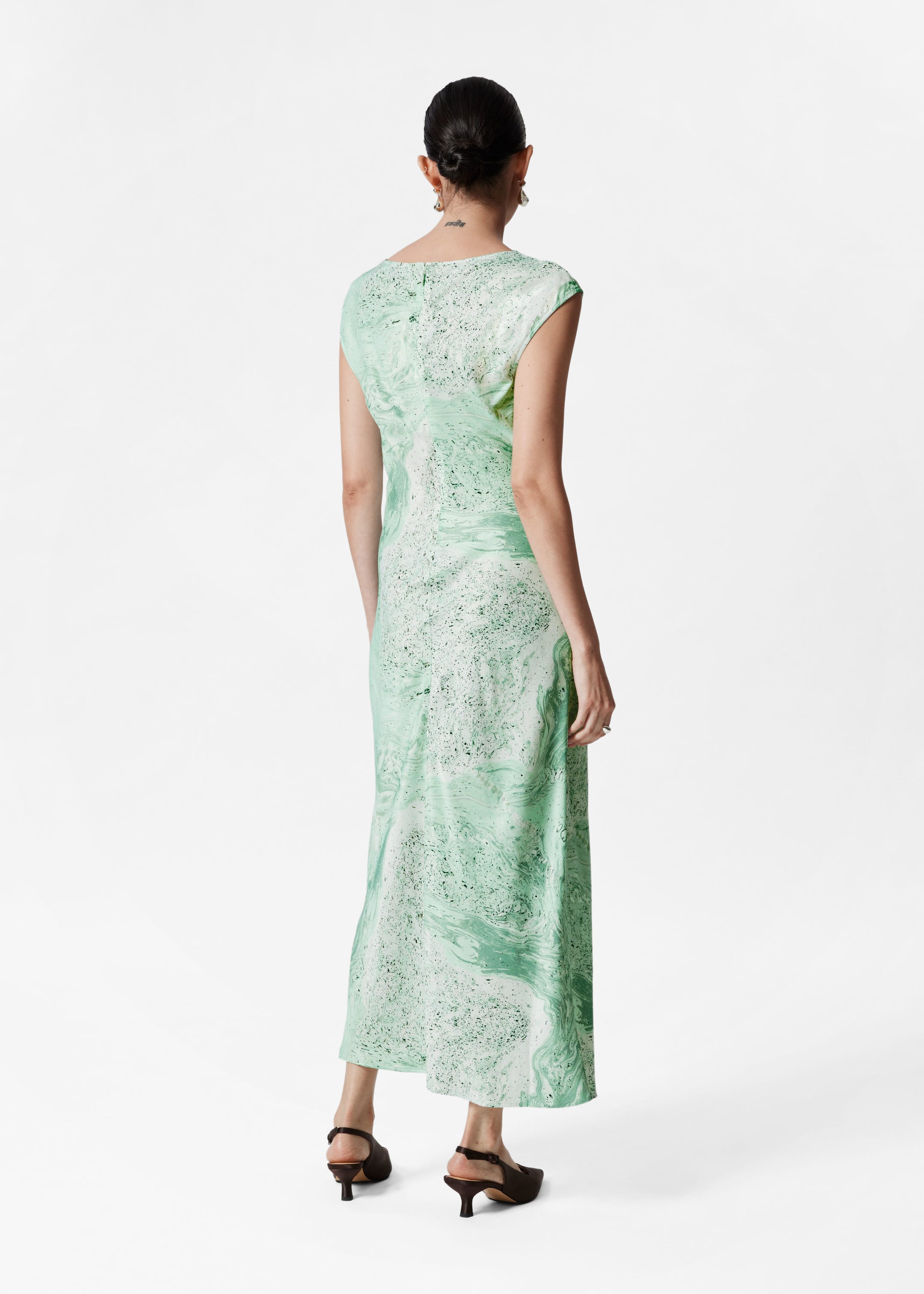 Robe midi coupée en biais en satin - Vert - Lookbook