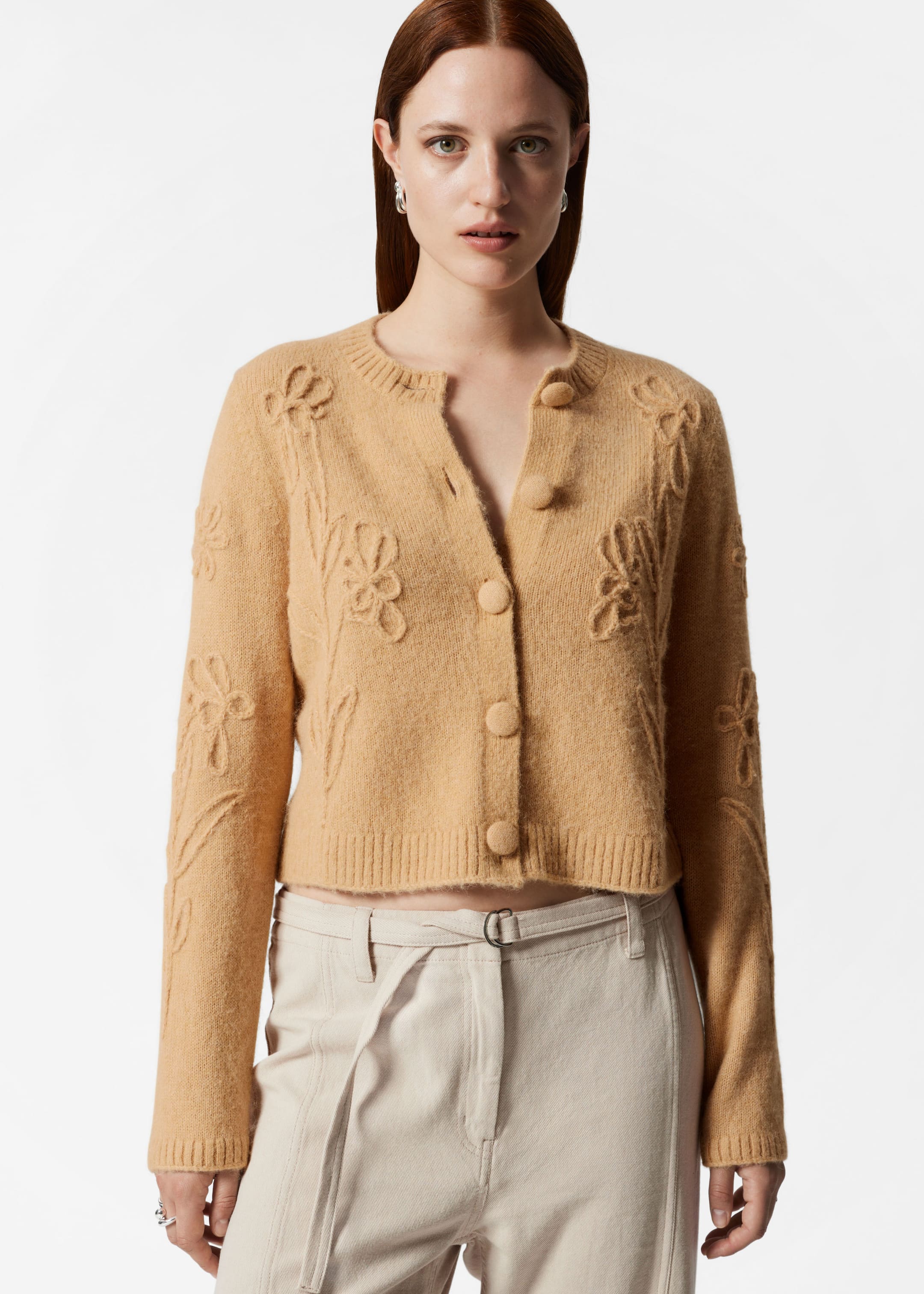 Image of Cardigan en maille à motifs floraux appliqués