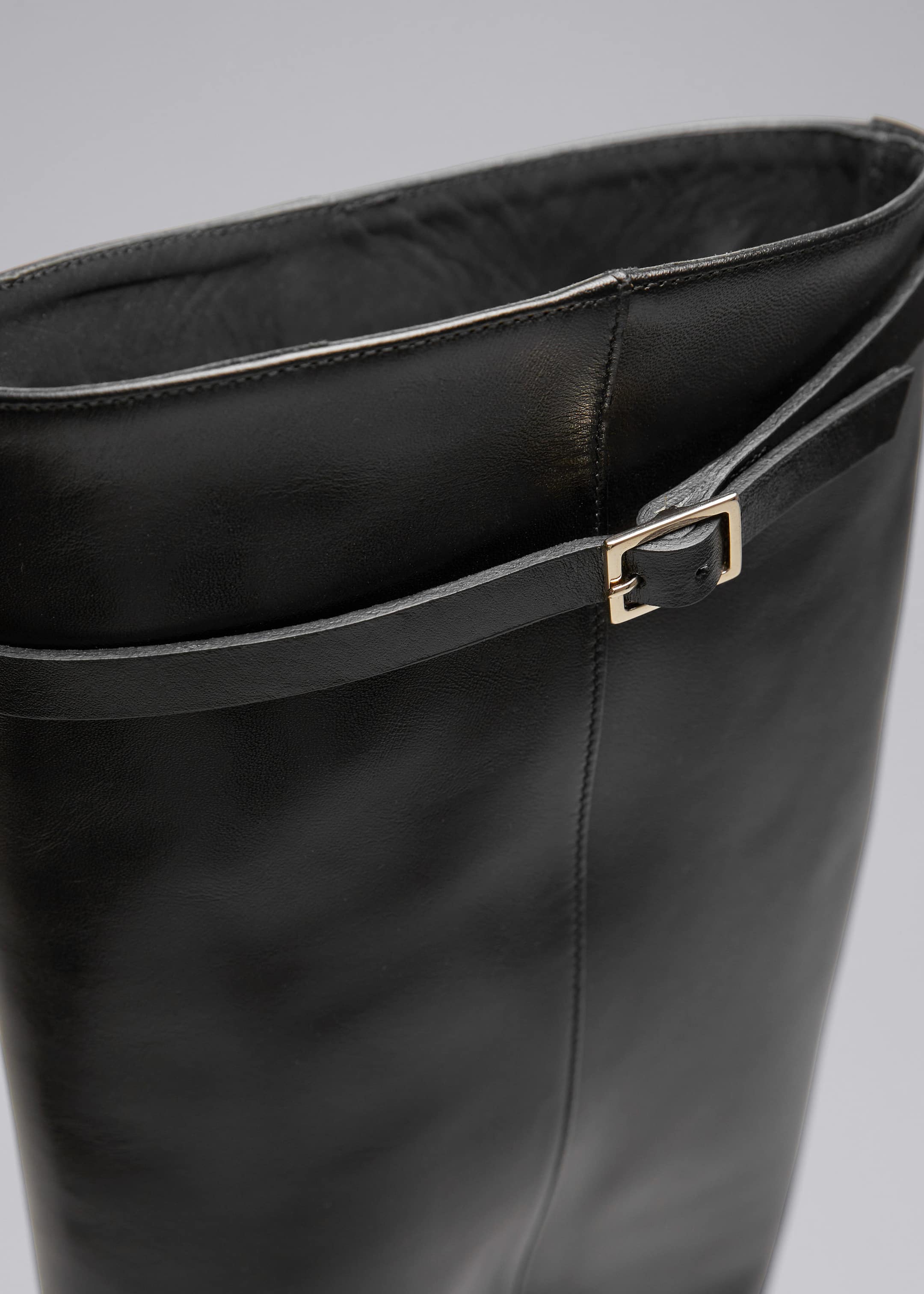 Bottes hauteur genou en cuir avec boucle - {{variantName}} - Descriptive Detail