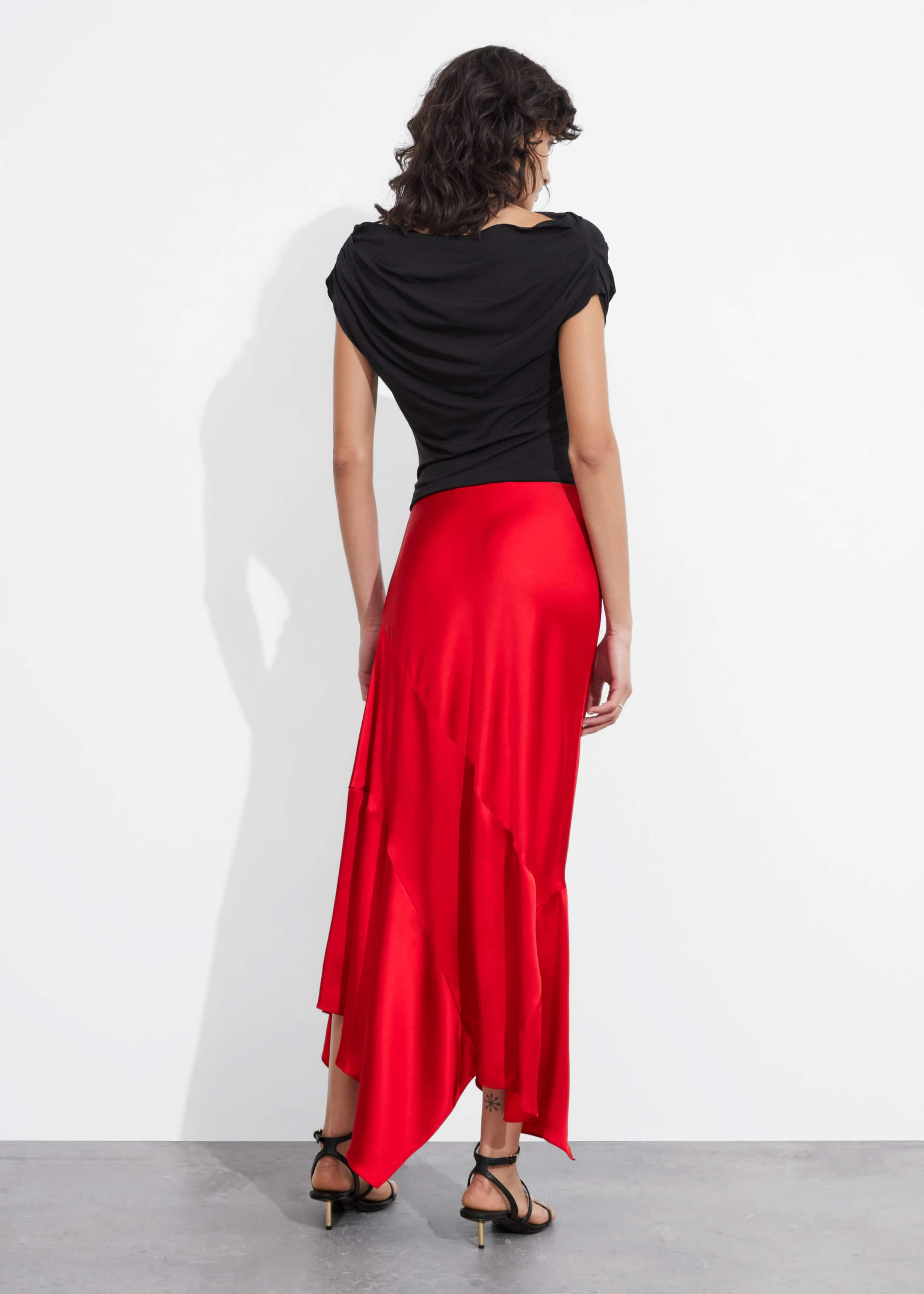 Jupe midi asymétrique en satin - Rouge - Lookbook