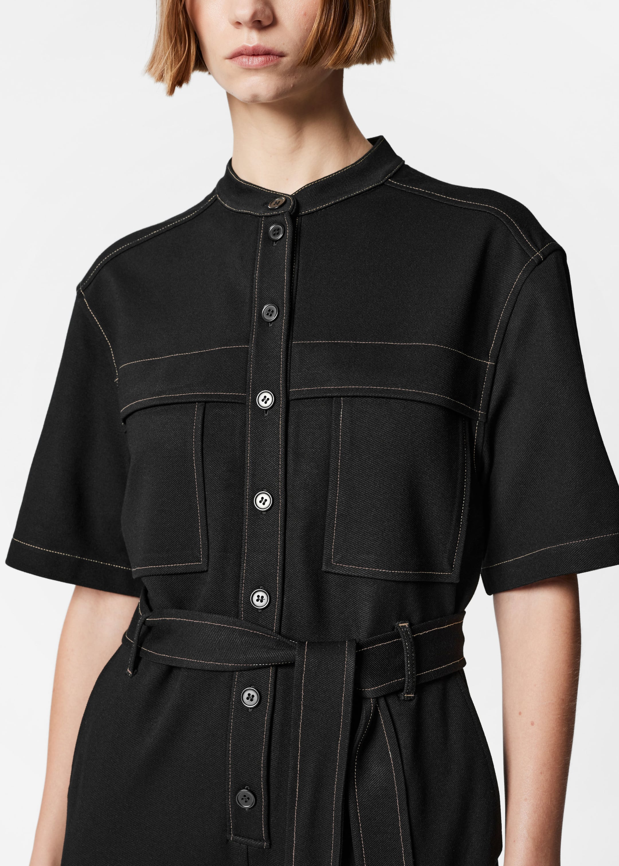 Kurzärmliger Utility-Jumpsuit - Schwarz - Lookbook