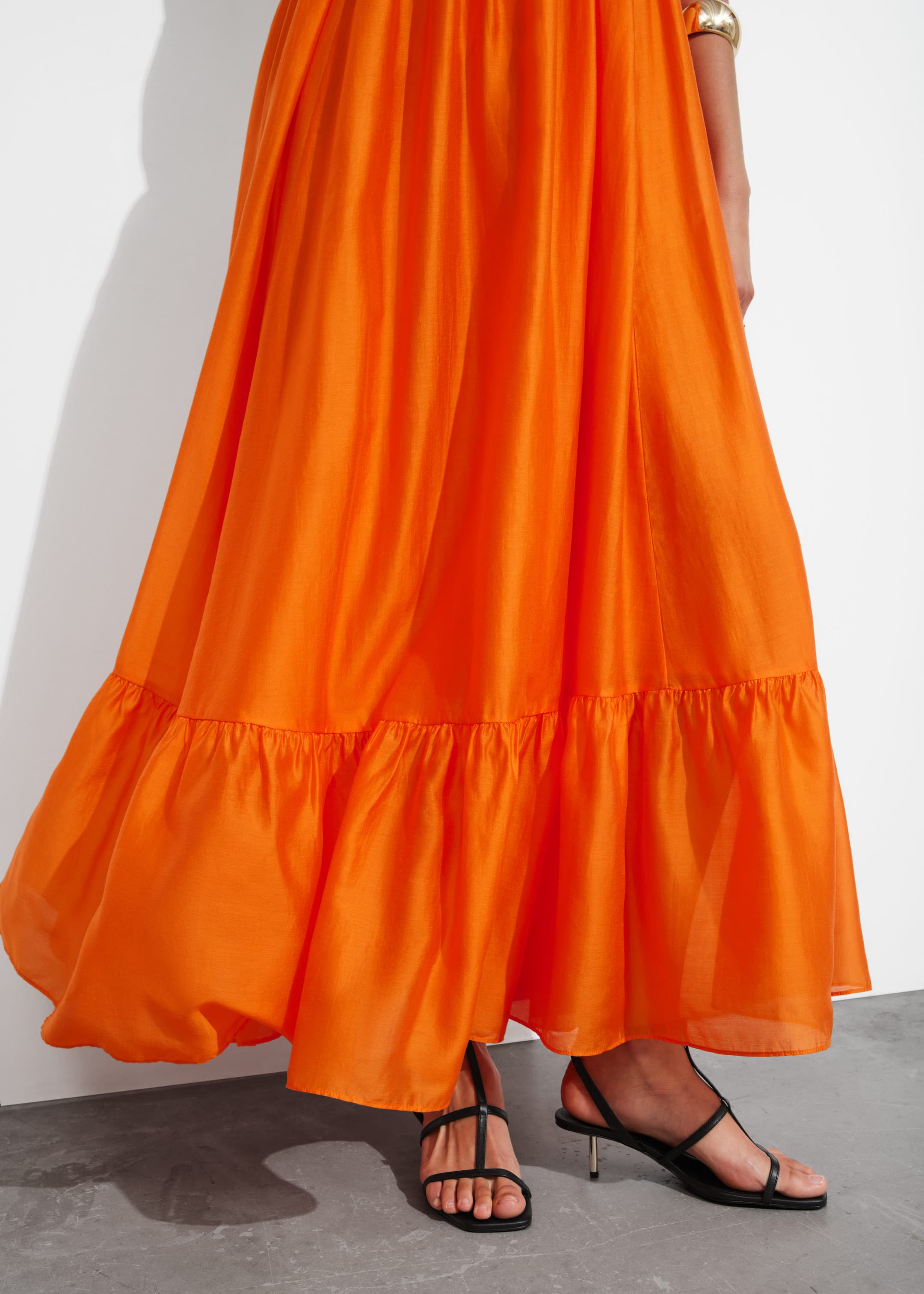 Gestuftes Midikleid mit schmalen Trägern - Orange - Lookbook