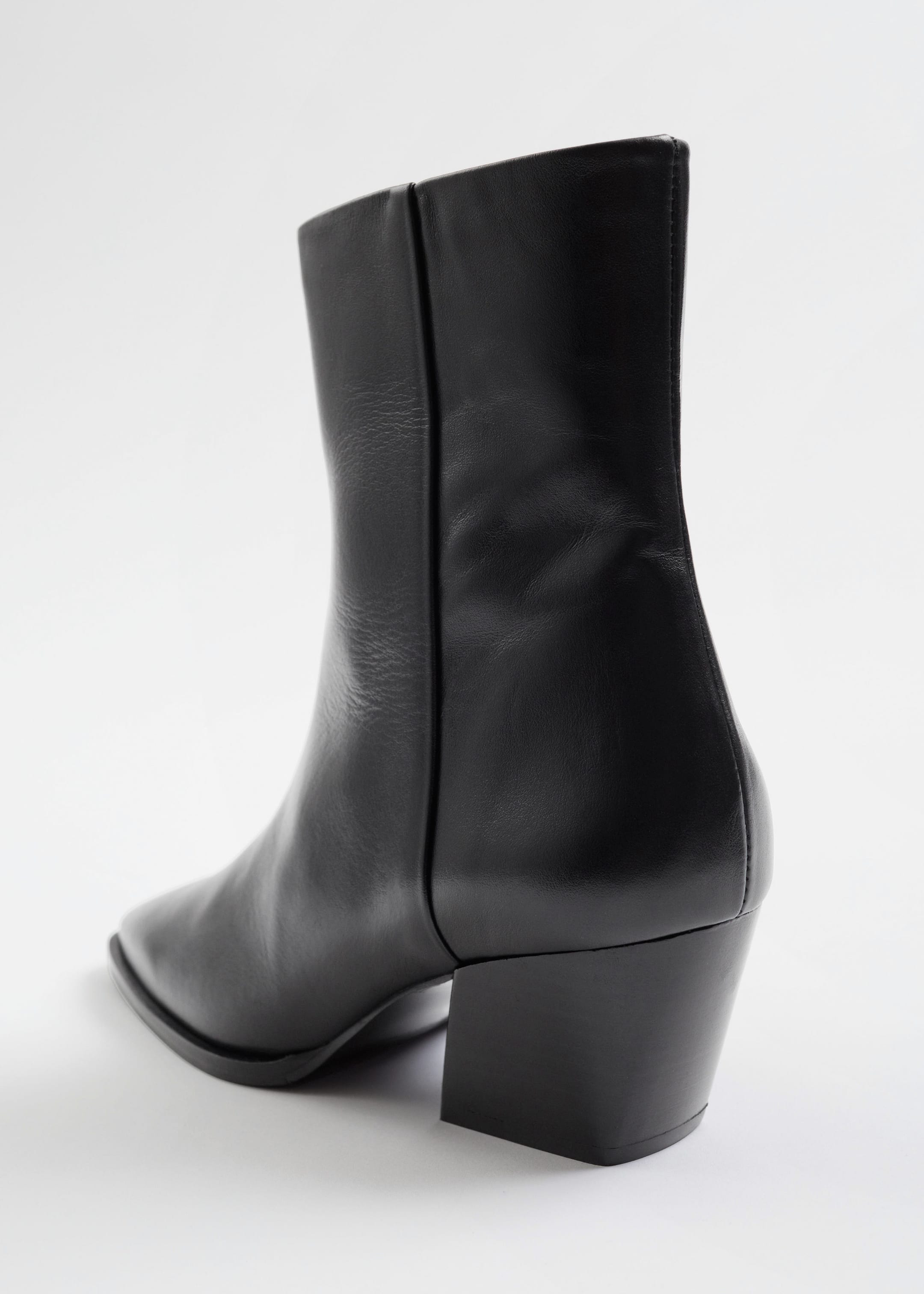 Bottines type western en cuir - {{variantName}} - Descriptive Detail