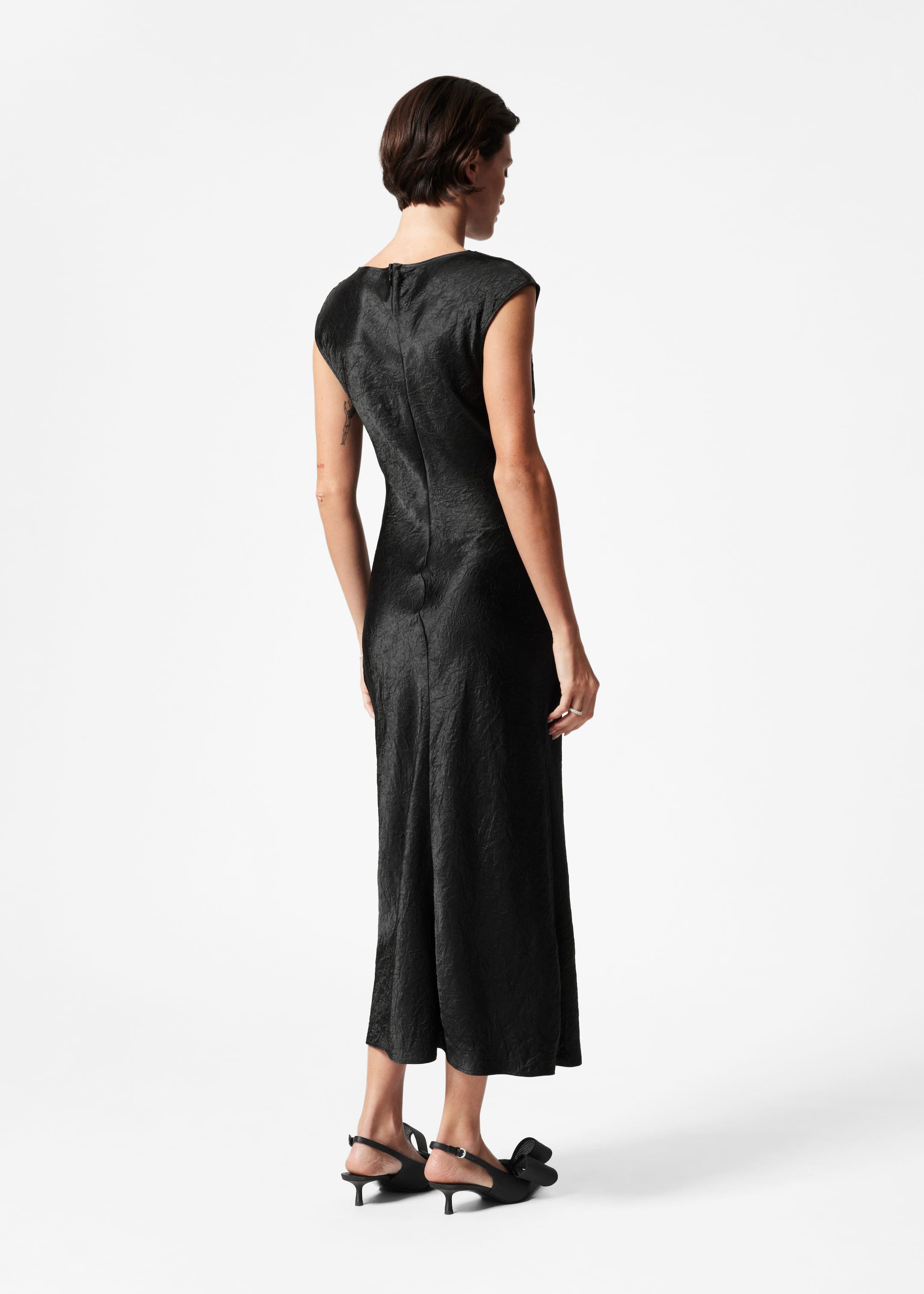 Robe midi en satin à encolure bateau - Noir - Lookbook